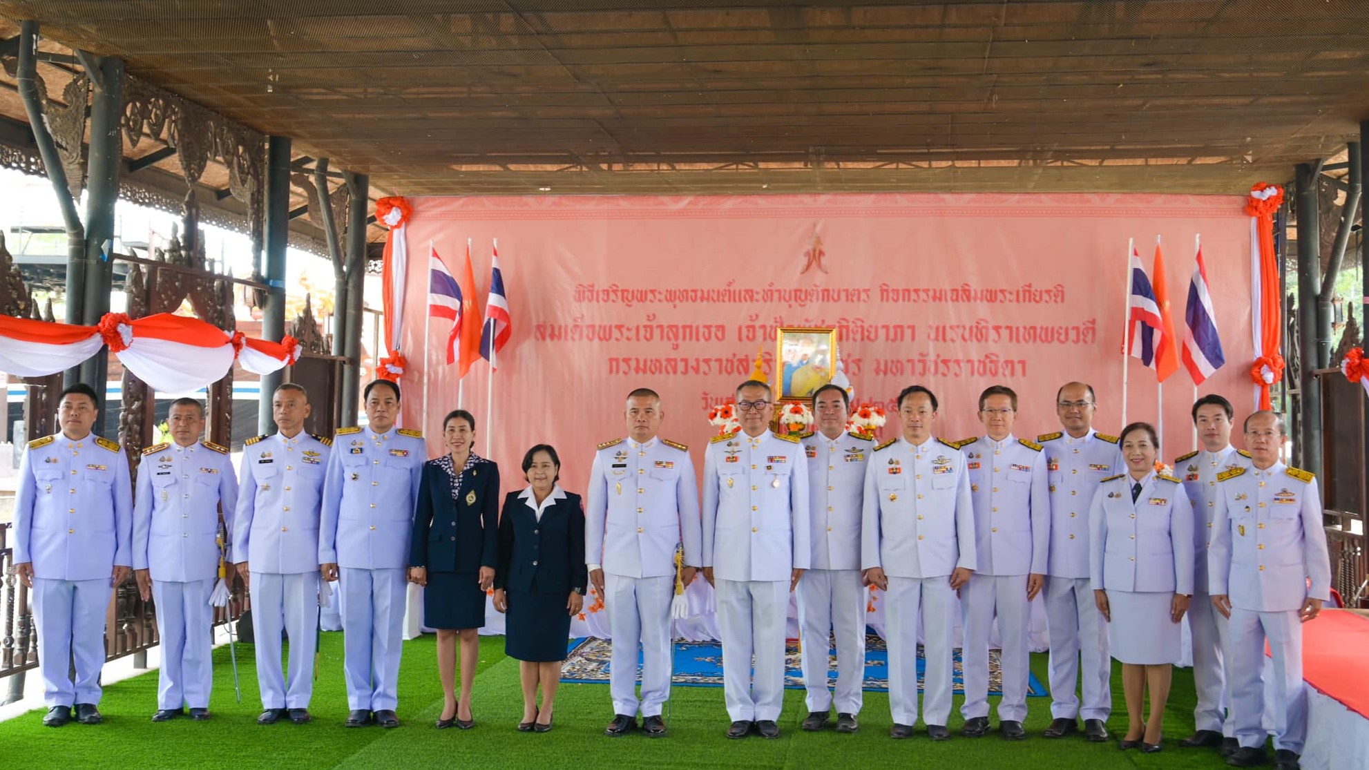 นพ.สสจ.อุบลฯ ร่วมพิธีเจริญพระพุทธมนต์ ทำบุญตักบาตร และลงนามถวายพระพร เนื่องในโอก...