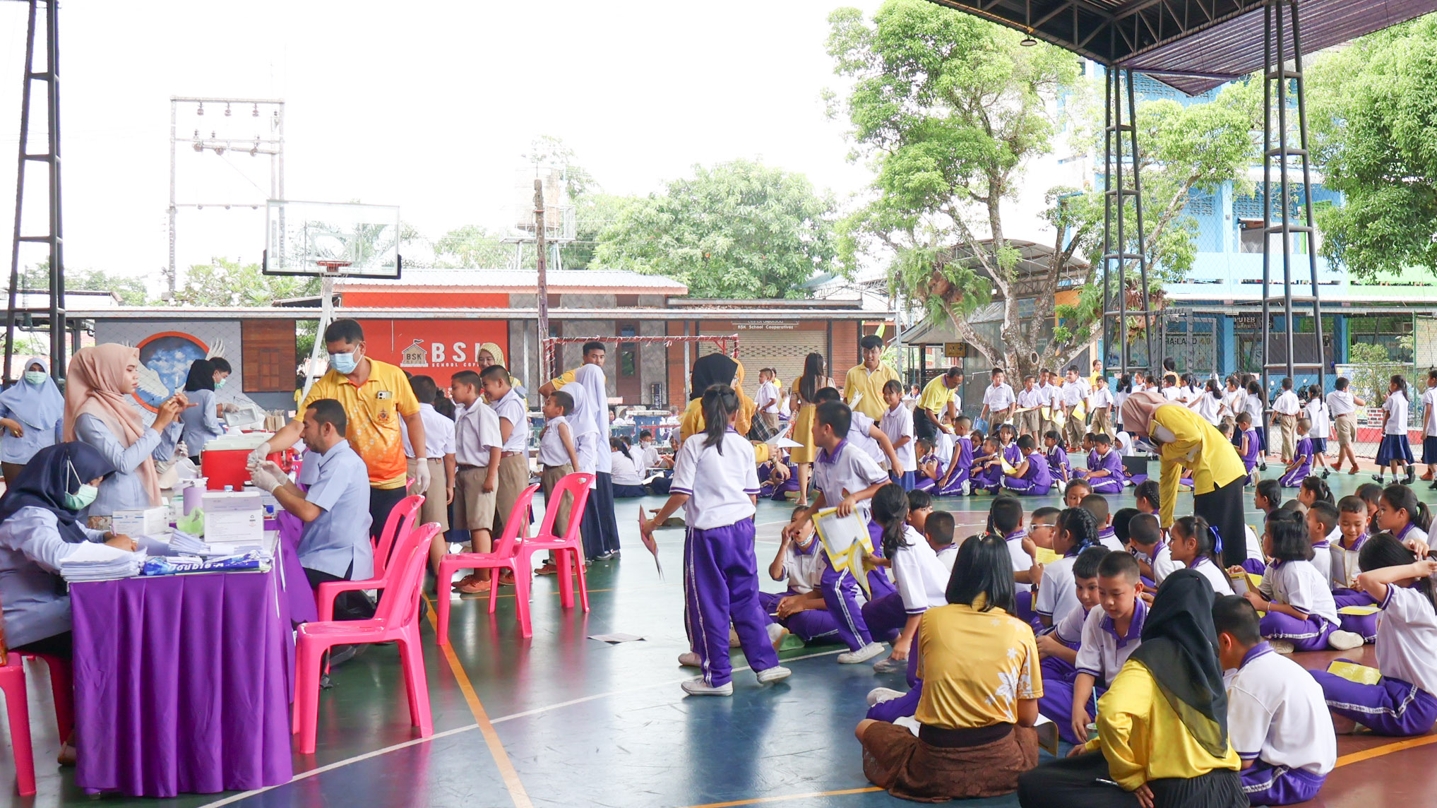 โรงพยาบาลสุไหงโก-ลก ลงพื้นที่ฉีดวัคซีนป้องกันโรคหัด ตามมาตรการ Mop-up หัดในโรงเรียน