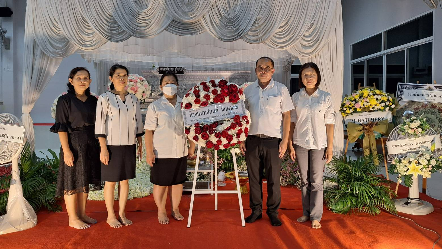 รองนายแพทย์สาธารณสุขจังหวัดพังงา ร่วมวางพวงหรีดเคารพศพคุณแม่ละออ อำพันธ์