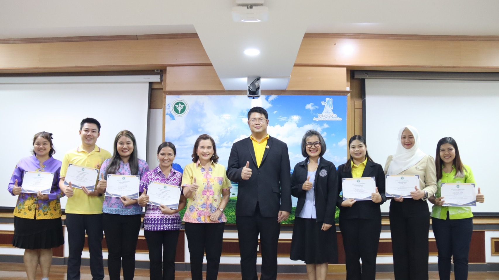 นายแพทย์สาธารณสุขจังหวัดพังงา เป็นประธานมอบเกียรติบัตรกิจกรรมประกวดผลงานวิชาการ ...