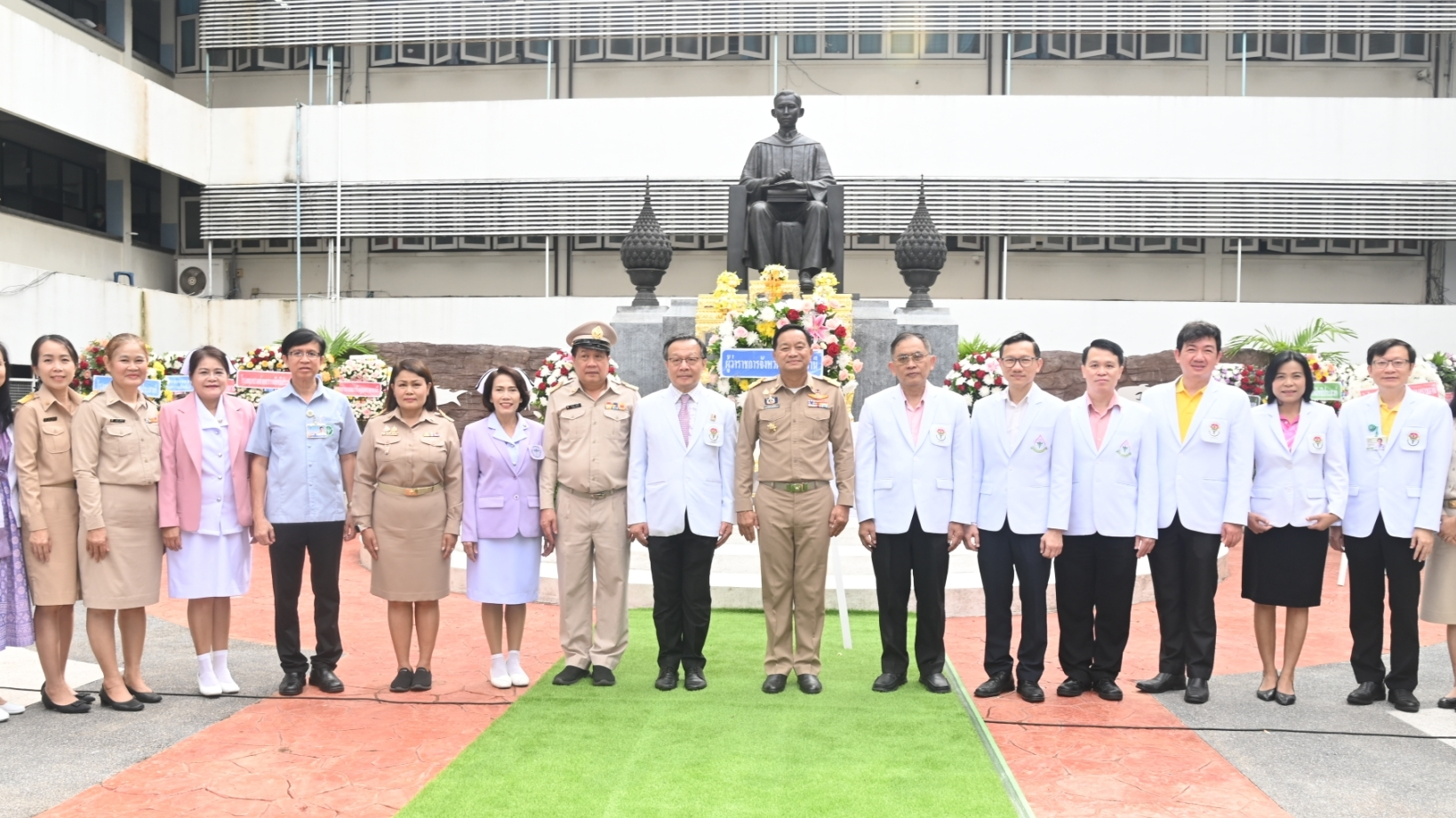 รพ.สรรพสิทธิประสงค์ ร่วมพิธีวางพวงมาลาเพื่อเทิดพระเกียรติและถวายราชสดุดีสมเด็จพร...