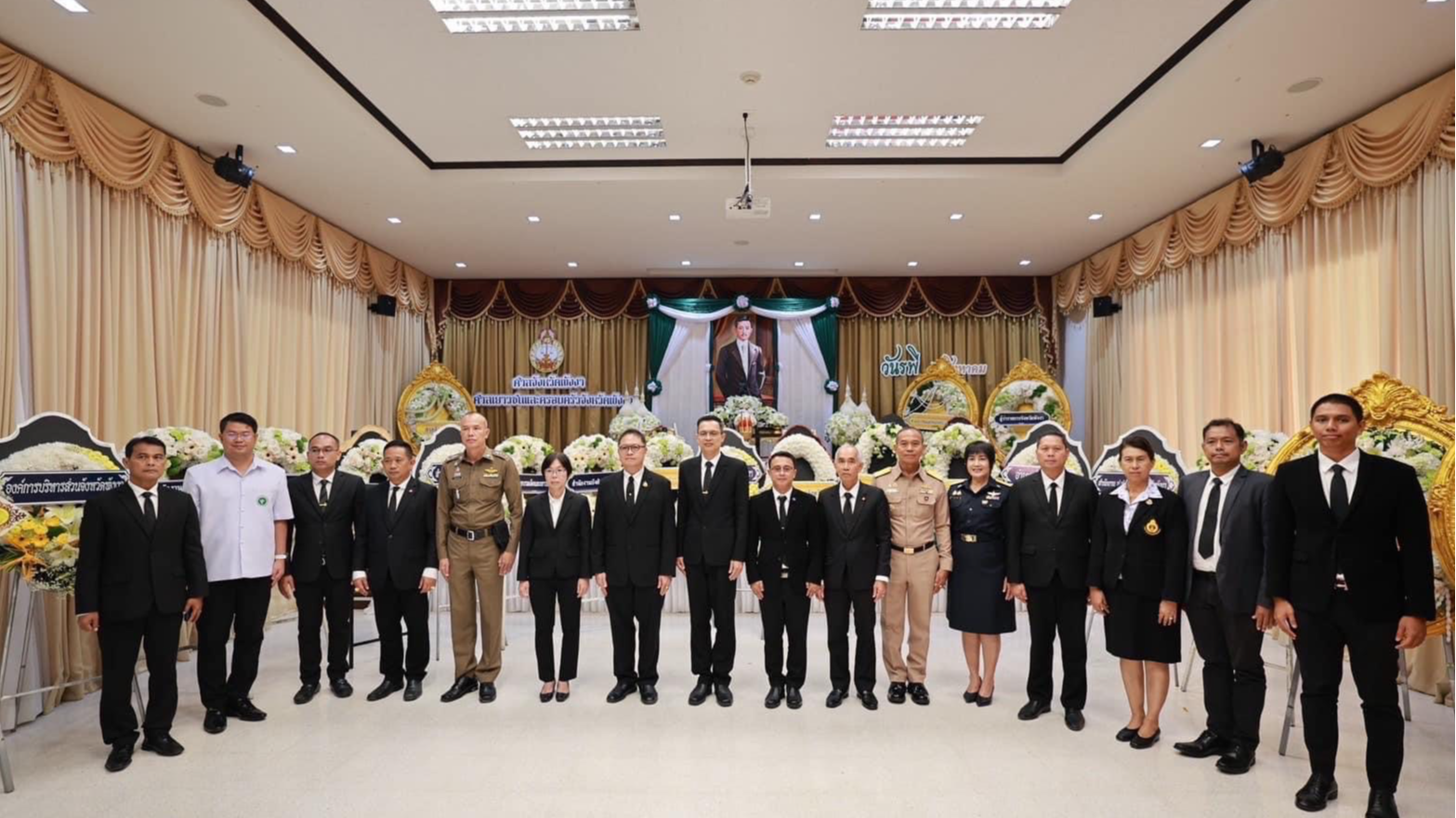 นายแพทย์สาธารณสุขจังหวัดพังงา ร่วมพิธีสงฆ์และวางพวงมาลาเนื่องในวันคล้ายวันสิ้นพร...