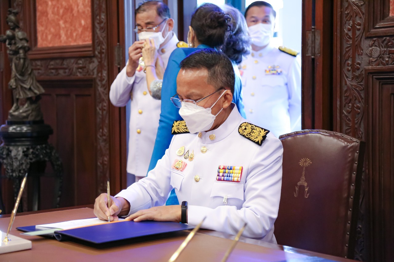 รัฐมนตรีว่าการกระทรวงสาธารณสุข ร่วมลงนามถวายพระพรชัยมงคล เนื่องในโอกาสวันเฉลิมพร...