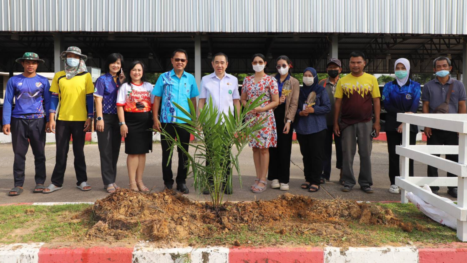 ผู้อำนวยการ รพ.สุไหงโก-ลก ปลูกต้นไม้ สนองนโยบายกระทรวงสาธารณสุขด้านสิ่งแวดล้อม   ประจำปี 2568