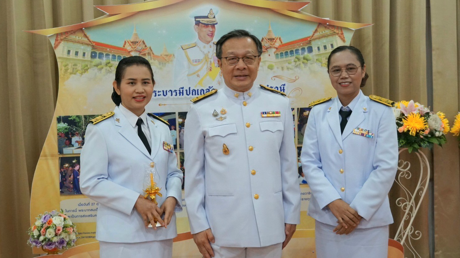 รพ.สรรพสิทธิประสงค์ ร่วมพิธีถวายเครื่องราชสักการะ, วางพานพุ่ม หน้าพระบรมฉายาลักษ...