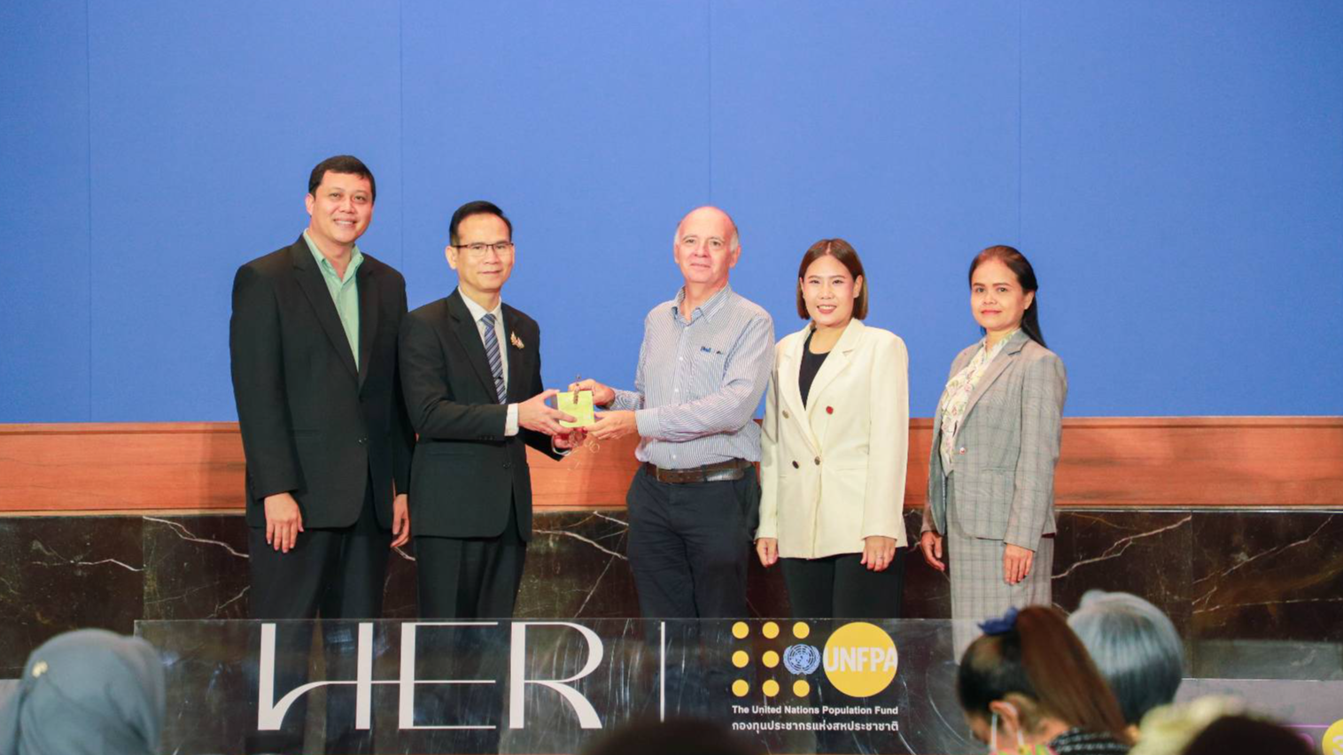 โรงพยาบาลขอนแก่น รับโล่รางวัล “Her Awards UNFPA Thailand 2024” ประชากรหญิงผู้สร้...