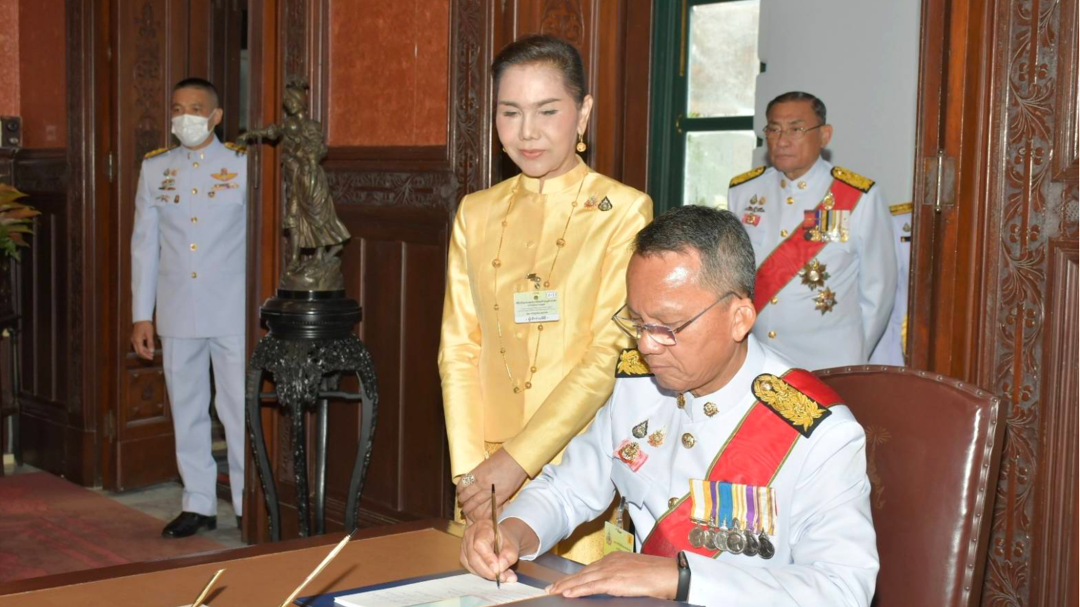 รมว.-รมช. สธ. ลงนามถวายพระพรพระบาทสมเด็จพระเจ้าอยู่หัว เนื่องในโอกาสพระราชพิธีมห...