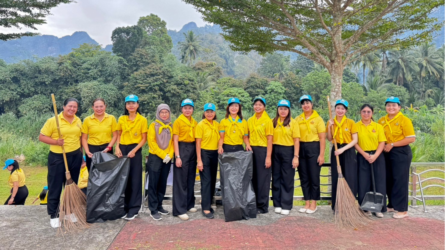 บุคลากรสำนักงานสาธารณสุขจังหวัดพังงา ร่วมกิจกรรมจิตอาสาพัฒนาฯ เนื่องในโอกาสวันสำ...