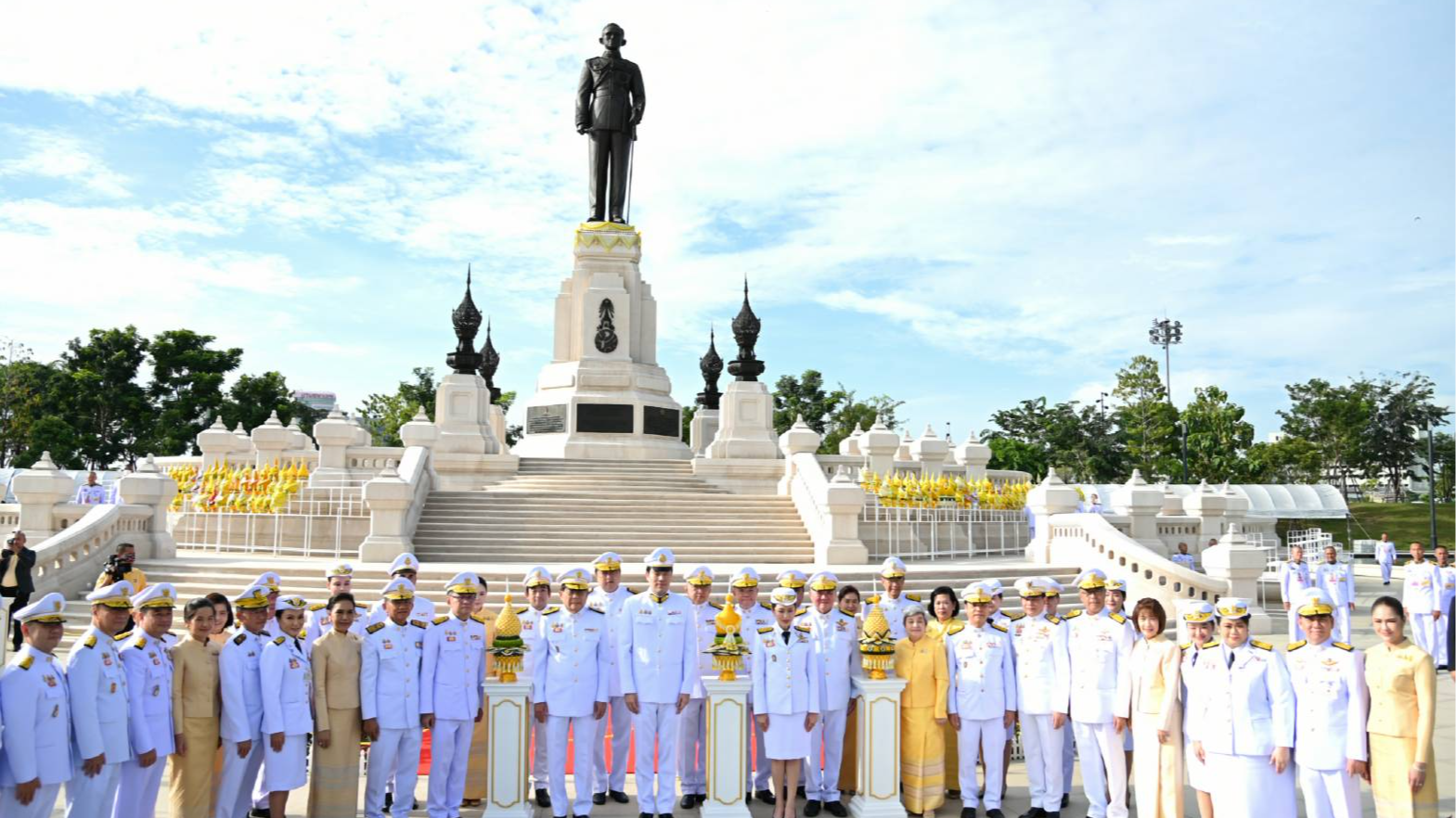 รมว.-รมช. วางพานพุ่มดอกไม้ถวายราชสักการะพระบรมราชานุสาวรีย์พระบาทสมเด็จพระบรมชนก...