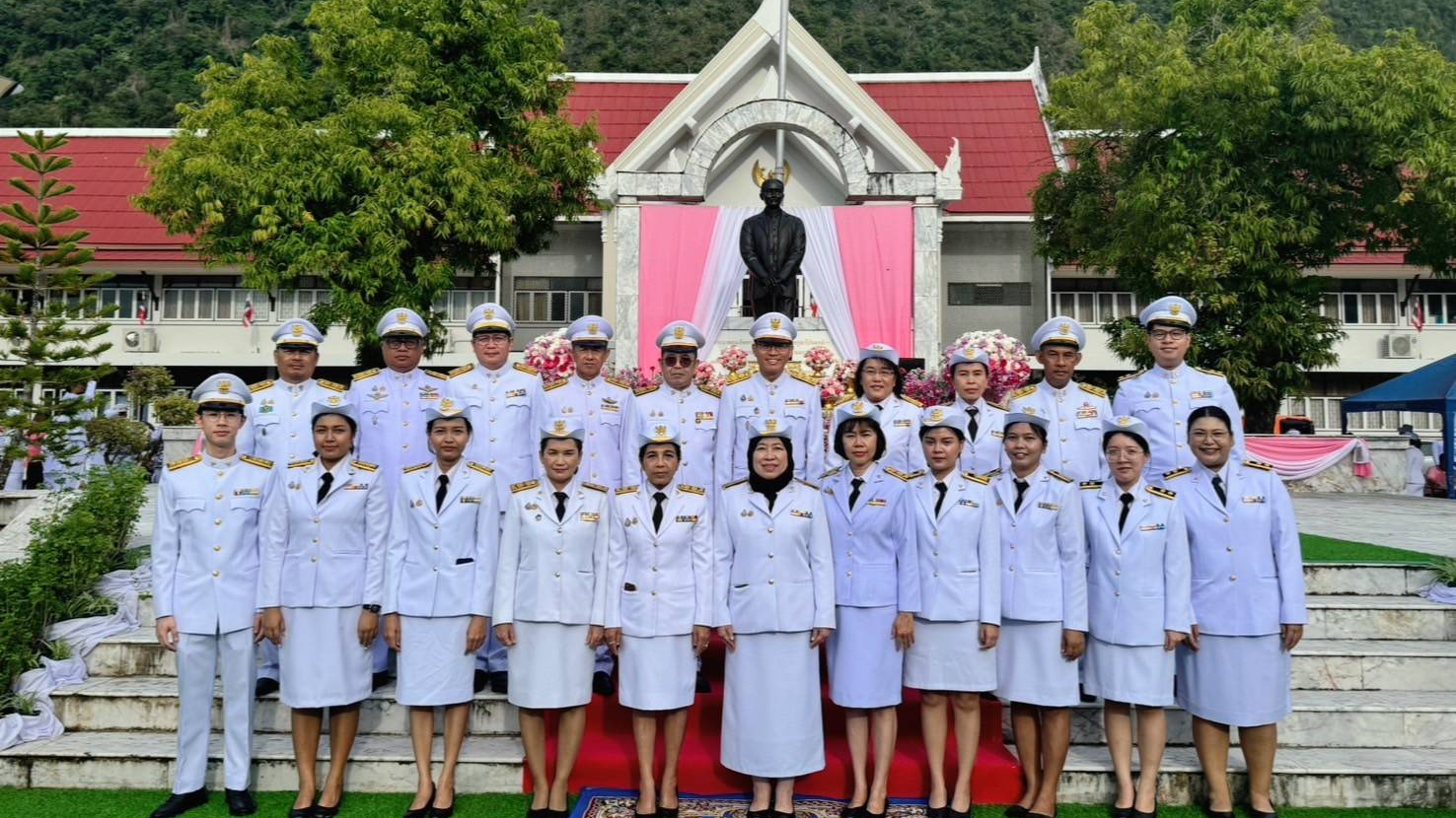 นายแพทย์สาธารณสุขจังหวัดพังงา เข้าร่วมพิธีวางพวงมาลา เนื่องในวันคล้ายวันสวรรคตพร...