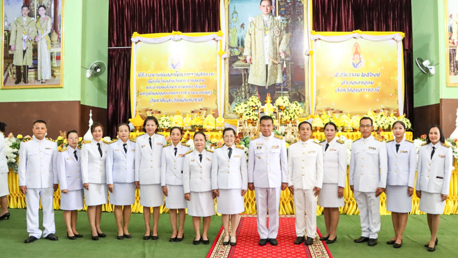 ร่วมพิธีวางพานพุ่มดอกไม้ถวายราชสักการะ เนื่องในวันคล้ายวันพระบรมราชสมภพพระบาทสมเ...