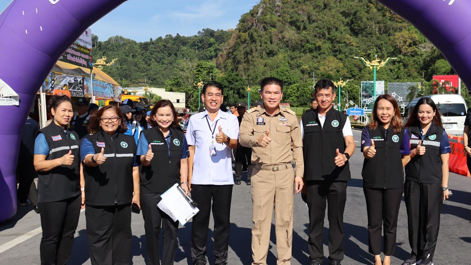 รองนายแพทย์สาธารณสุขจังหวัดพังงา เข้าร่วมพิธีปล่อยแถวรณรงค์การป้องกันและลดอุบัติ...