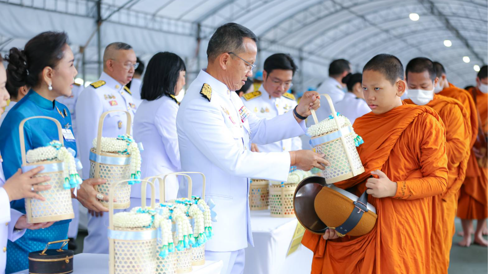 คณะผู้บริหาร สธ. ร่วมพิธีทำบุญตักบาตรถวายเป็นพระราชกุศล เนื่องในโอกาสวันเฉลิมพระ...