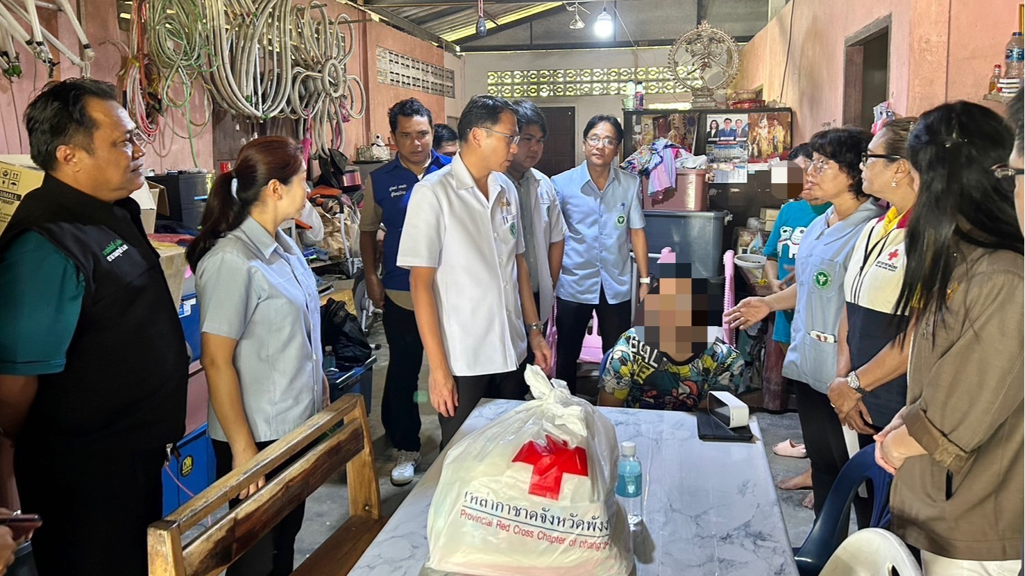 นายแพทย์สาธารณสุขจังหวัดพังงา ลงพื้นที่เยี่ยมผู้ป่วยในพระราชานุเคราะห์ มูลนิธิแพ...