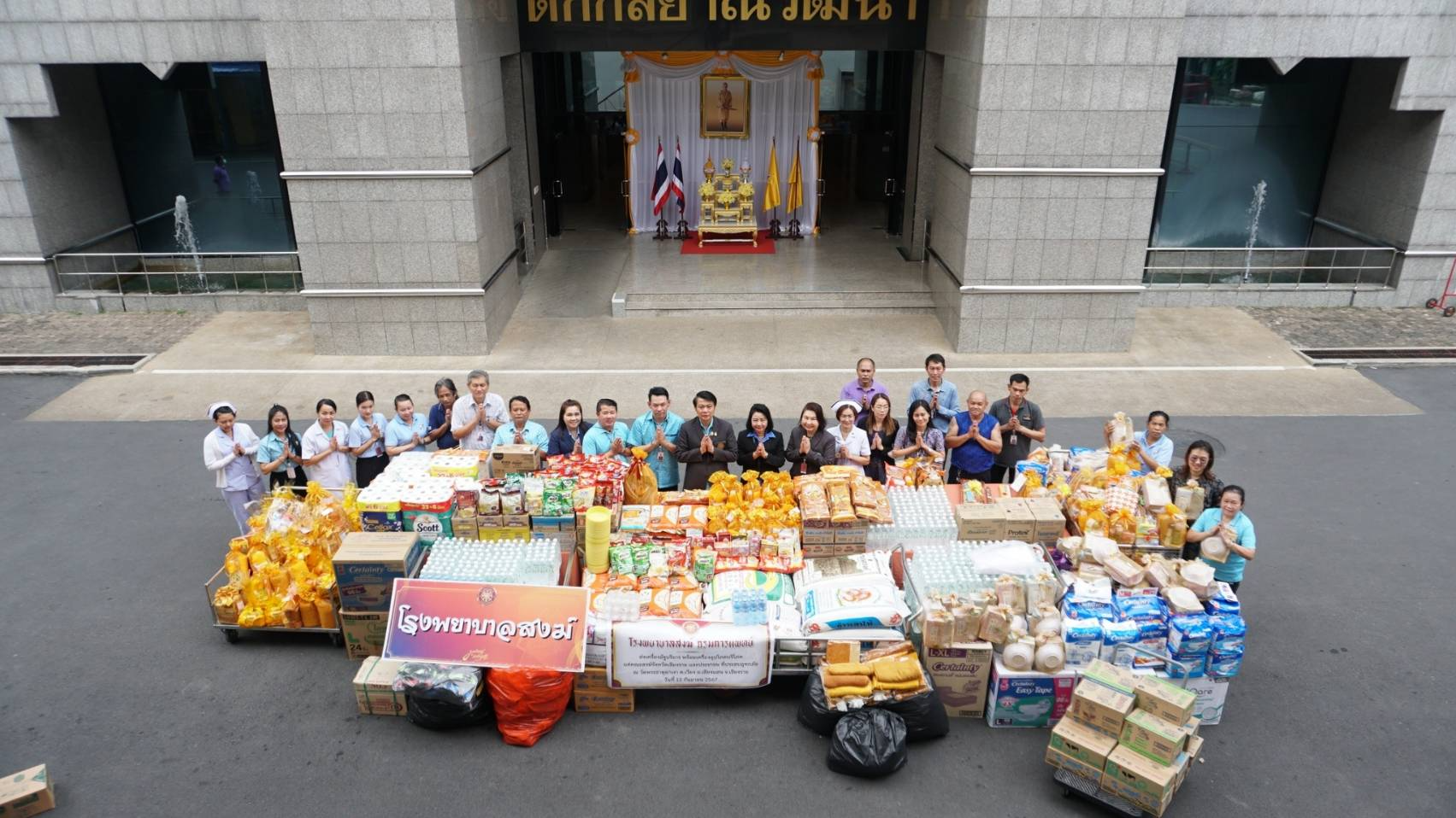 รมว.สธ.ห่วงใยพระภิกษุสงฆ์สามเณรกว่าพันรูปได้รับผลกระทบจากสถานการณ์น้ำท่วมในจ.เชี...