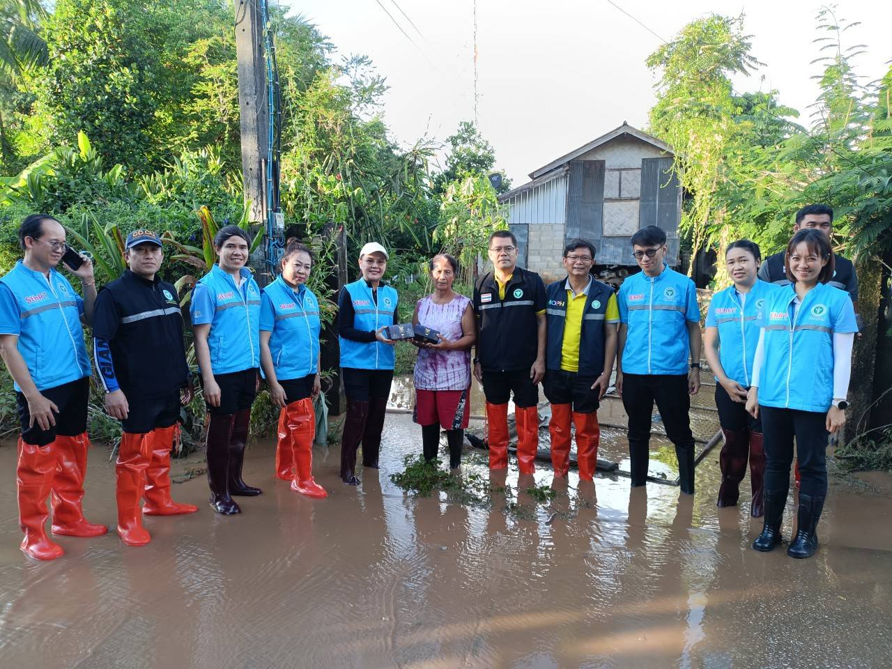 ทีม SEhRT กรมอนามัย ส่งชุดอุปกรณ์สนับสนุนช่วยน้ำท่วม พร้อมจัดการด้านอนามัยสิ่งแวดล้อมศูนย์พักพิง