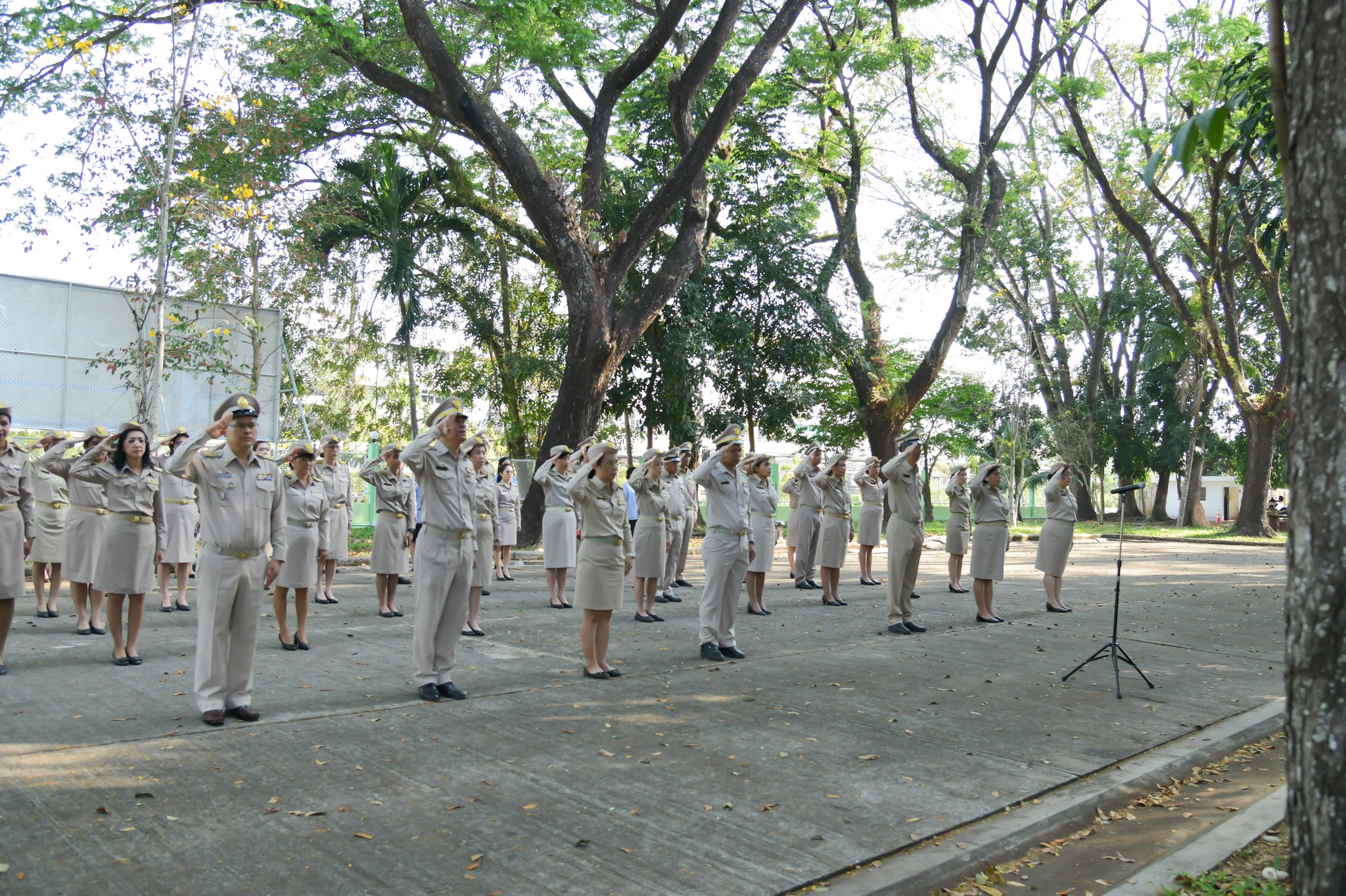 สธ.ตรัง โดยสำนักงานสาธารณสุขจังหวัดตรัง ร่วมกิจกรรม ร่วมใจเคารพธงชาติ พร้อมด้วยกิจกรรมสวดมนต์ และกิจกรรม Five minutes Talk