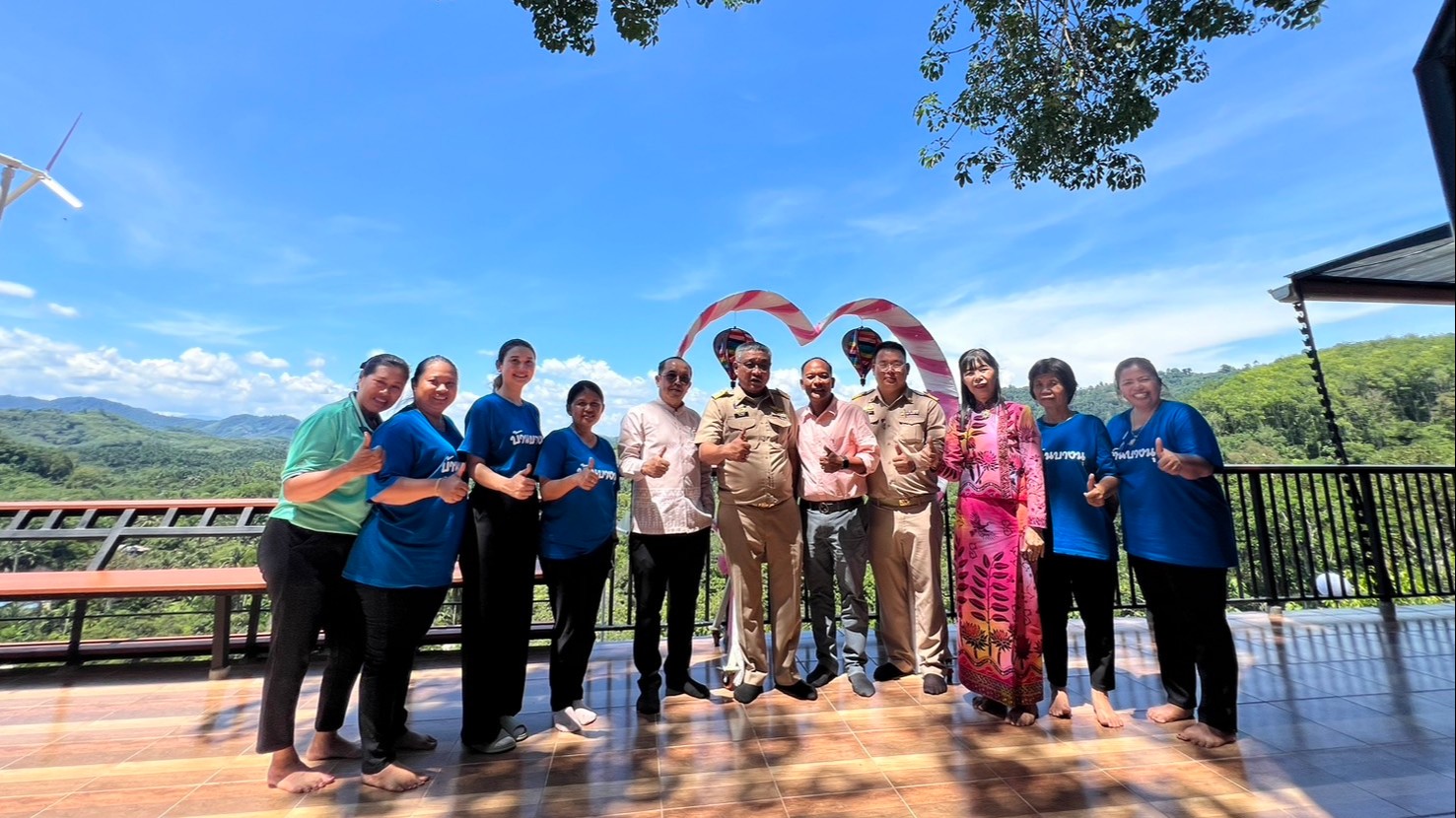 รองนายแพทย์สาธารณสุขจังหวัดพังงา ร่วมลงพื้นที่ตรวจประเมินผลงานและตัดสินการคัดเลือกหมู่บ้านเข้มแข็งตามแนวทาง  “แผ่นดินธรรม แผ่นดินทอง” (หมู่บ้าน อยู่เย็น) ประจำปี 2568 ระดับจังหวัด