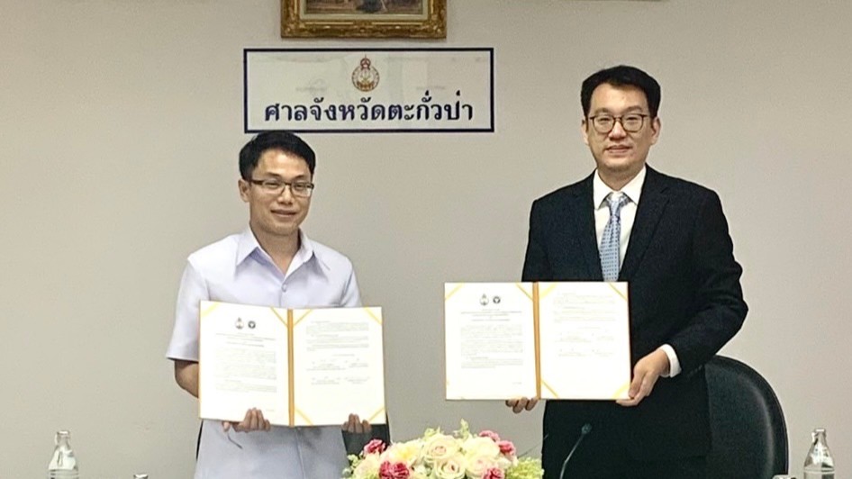 ผู้พิพากษาหัวหน้าคณะชั้นต้นในศาลแขวงดุสิต ช่วยทำงานชั่วคราวในตำแหน่งผู้พิพากษาหัวหน้าศาลจังหวัดตะกั่วป่า และนายแพทย์สาธารณสุขจังหวัดพังงา ร่วมลงนามบันทึกข้อตกลง (MOU) ระหว่างศาลจังหวัดตะกั่วป่า กับ สำนักงานสาธารณสุขจังหวัดพังงา