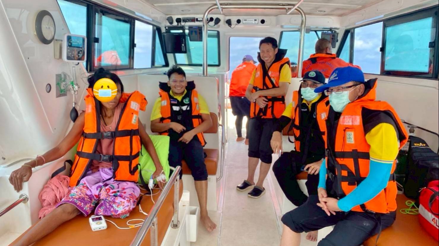 นายแพทย์สาธารณสุขจังหวัดพังงา ร่วมติดตามการส่งต่อผู้ป่วยชาวมอแกนจากหมู่เกาะสุรินทร์ไปยังโรงพยาบาลคุระบุรีชัยพัฒน์