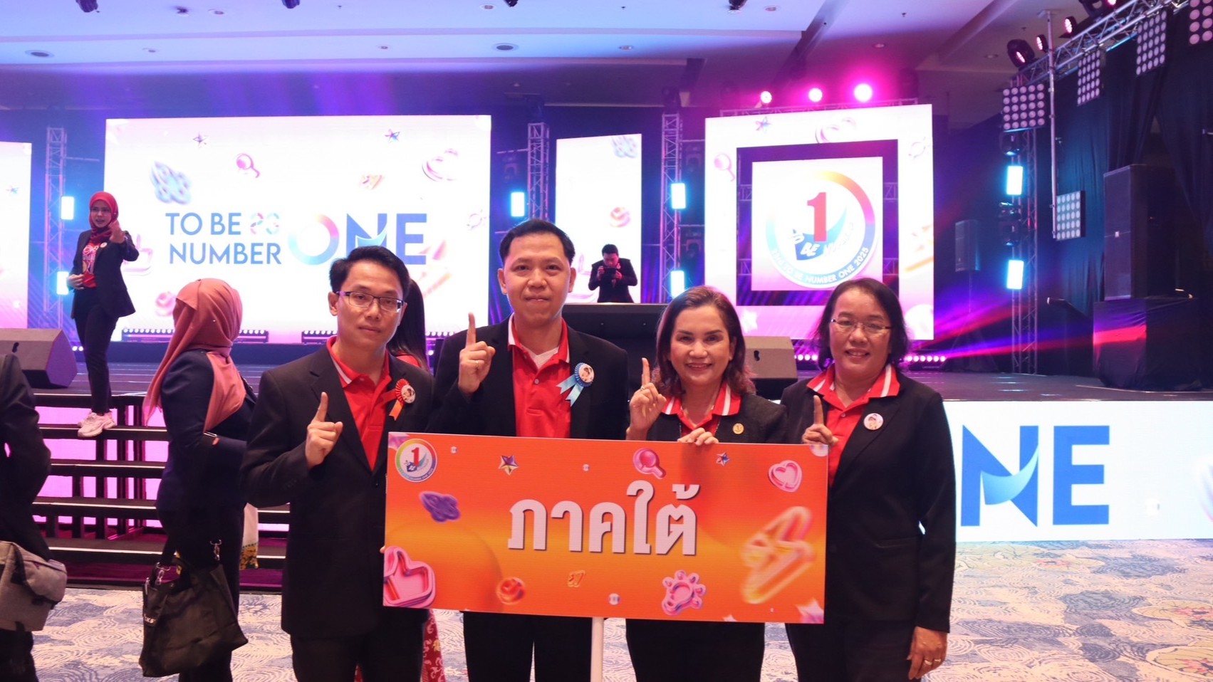 ทูลกระหม่อมหญิงอุบลรัตนราชกัญญา สิริวัฒนาพรรณวดีทอดพระเนตรการแสดงคอนเสิร์ตของผู้...