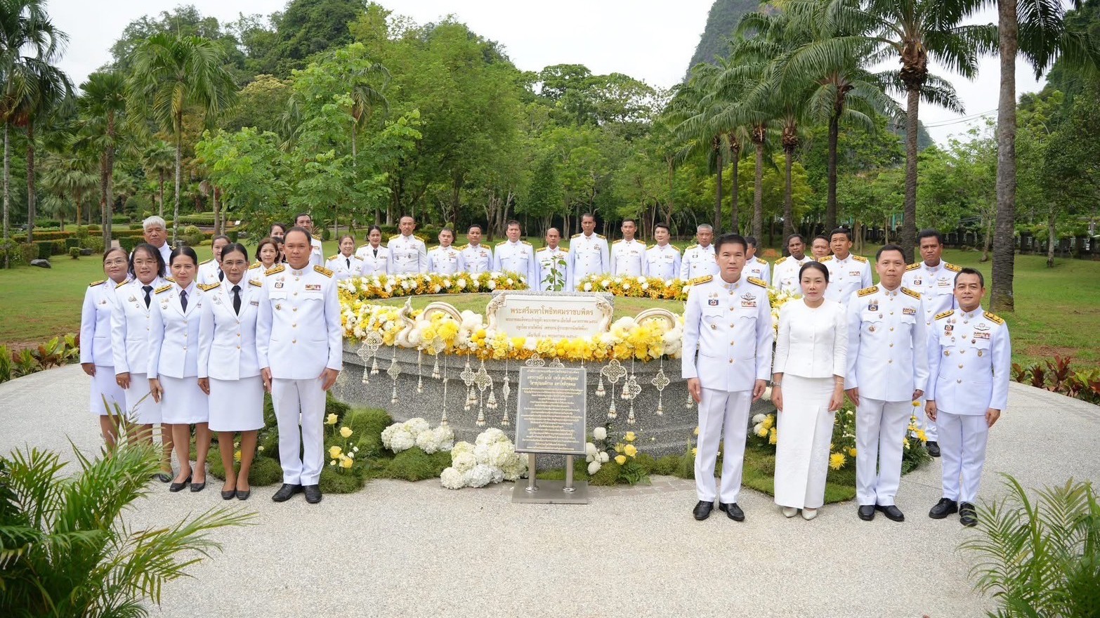 รองนายแพทย์สาธารณสุขจังหวัดพังงา ร่วมพิธีปลูก 