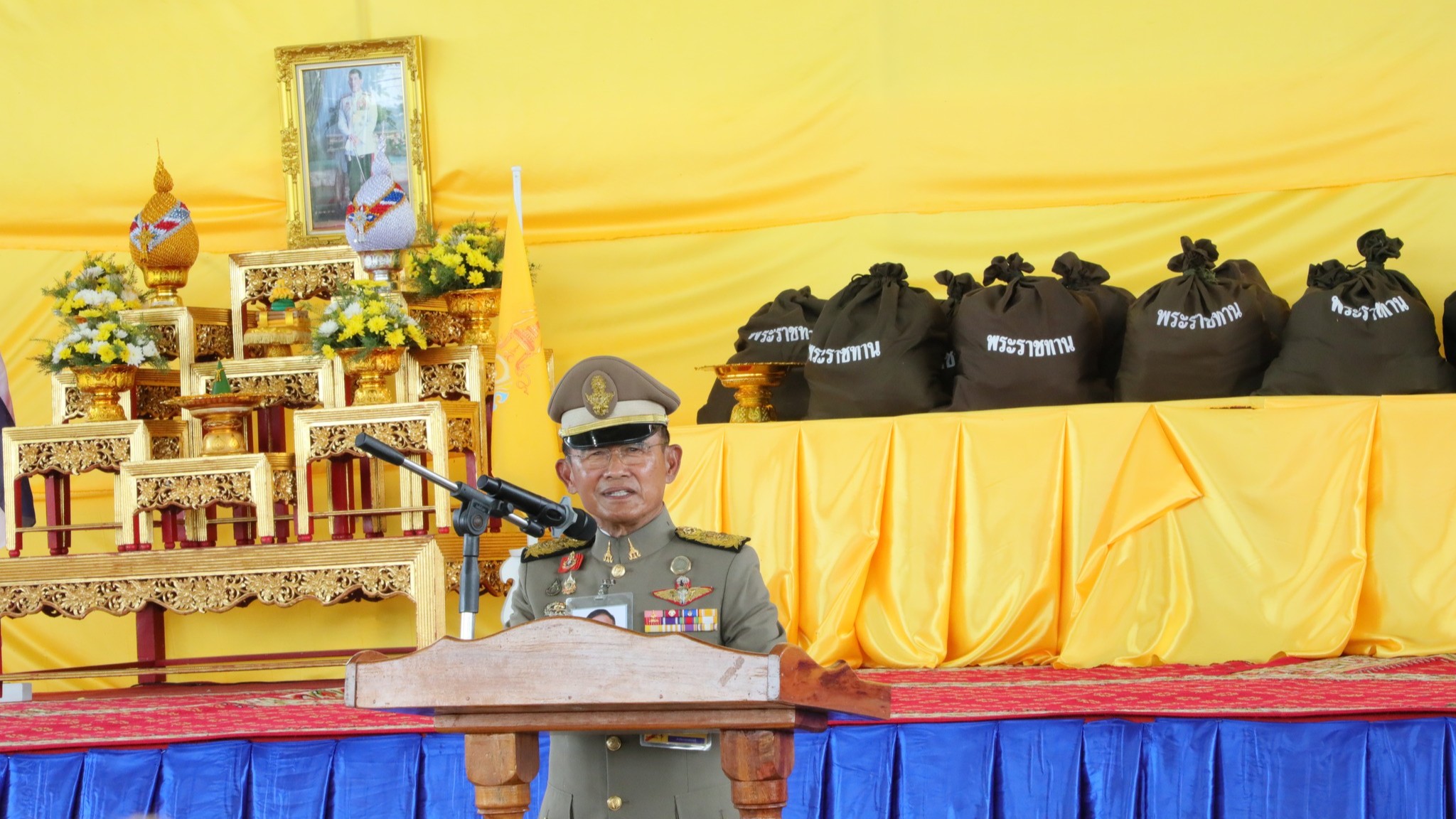 พระบาทสมเด็จพระเจ้าหัว โปรดเกล้าฯ ให้ พลเอก ไพบูลย์ คุ้มฉายา องคมนตรี  เชิญสิ่งของพระราชทาน ให้กำลังใจ แก่เจ้าหน้าที่ และประชาชนที่ได้รับผลกระทบ จากสถานการณ์ชายแดนไทย-กัมพูชา