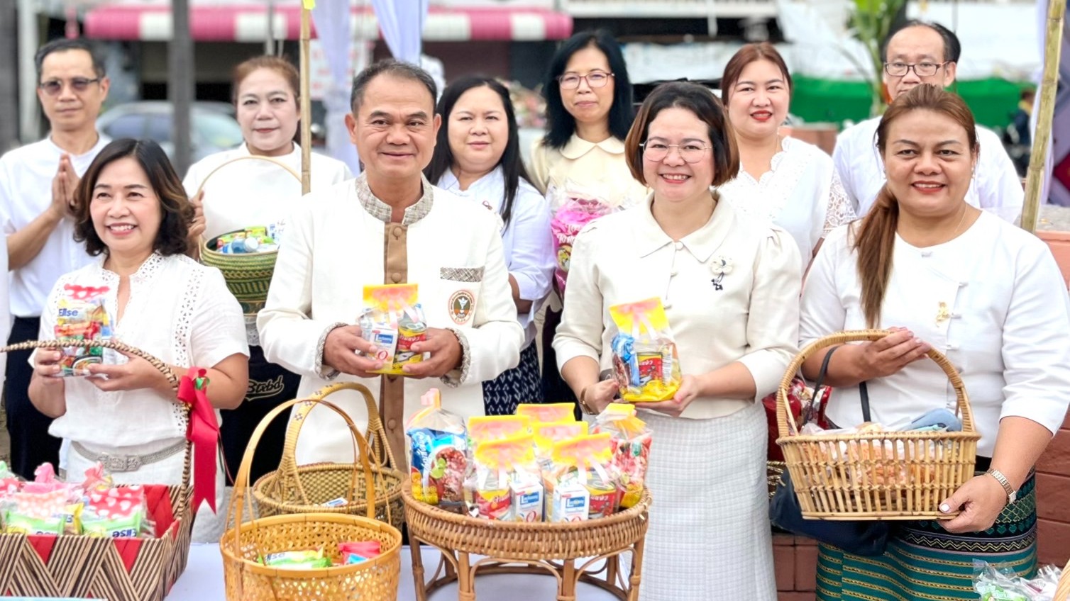 สสจ.เลย ร่วมพิธีเจริญพระพุทธมนต์ ทำบุญตักบาตร และ บวงสรวงศาลหลักเมืองเจ้าพ่อกุดป...