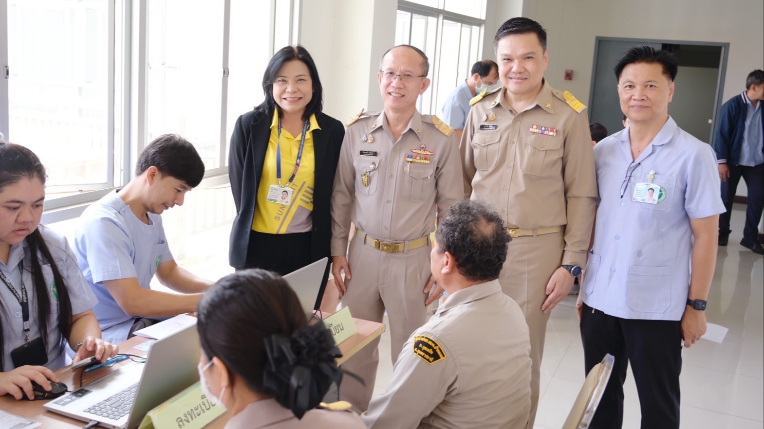 สา‘สุขอุบลฯ นำทีมเจ้าหน้าที่สาธารณสุขและพยาบาล  ออกให้บริการฉีดวัคซีนป้องกันโรคไข้หวัดใหญ่