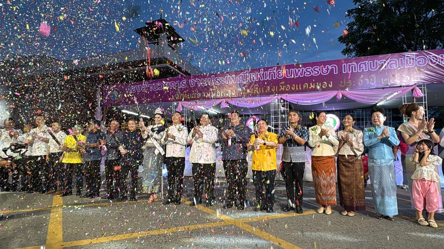 สสจ.หนองคาย ร่วมงานประเพณีแห่เทียนพรรษาเวลากลางคืน ภายใต้แนวคิด “เอ้เทียนยามมื้อแลง เบิ่งสีแสงเมืองแคมของ”