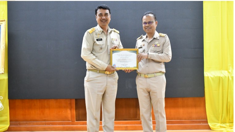 สสจ.สมุทรปราการ มอบเกียรติบัตรเพื่อเชิดชูเป็นเกียรติชุมชนที่ผ่านการประเมินรับรอง...