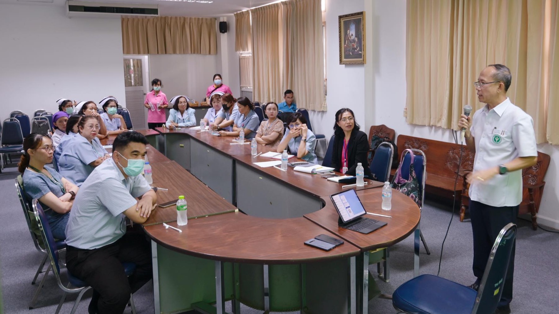 นพ.สสจ.อุบลฯ ประธานการประชุมและวิทยากร บรรยายเรื่อง 