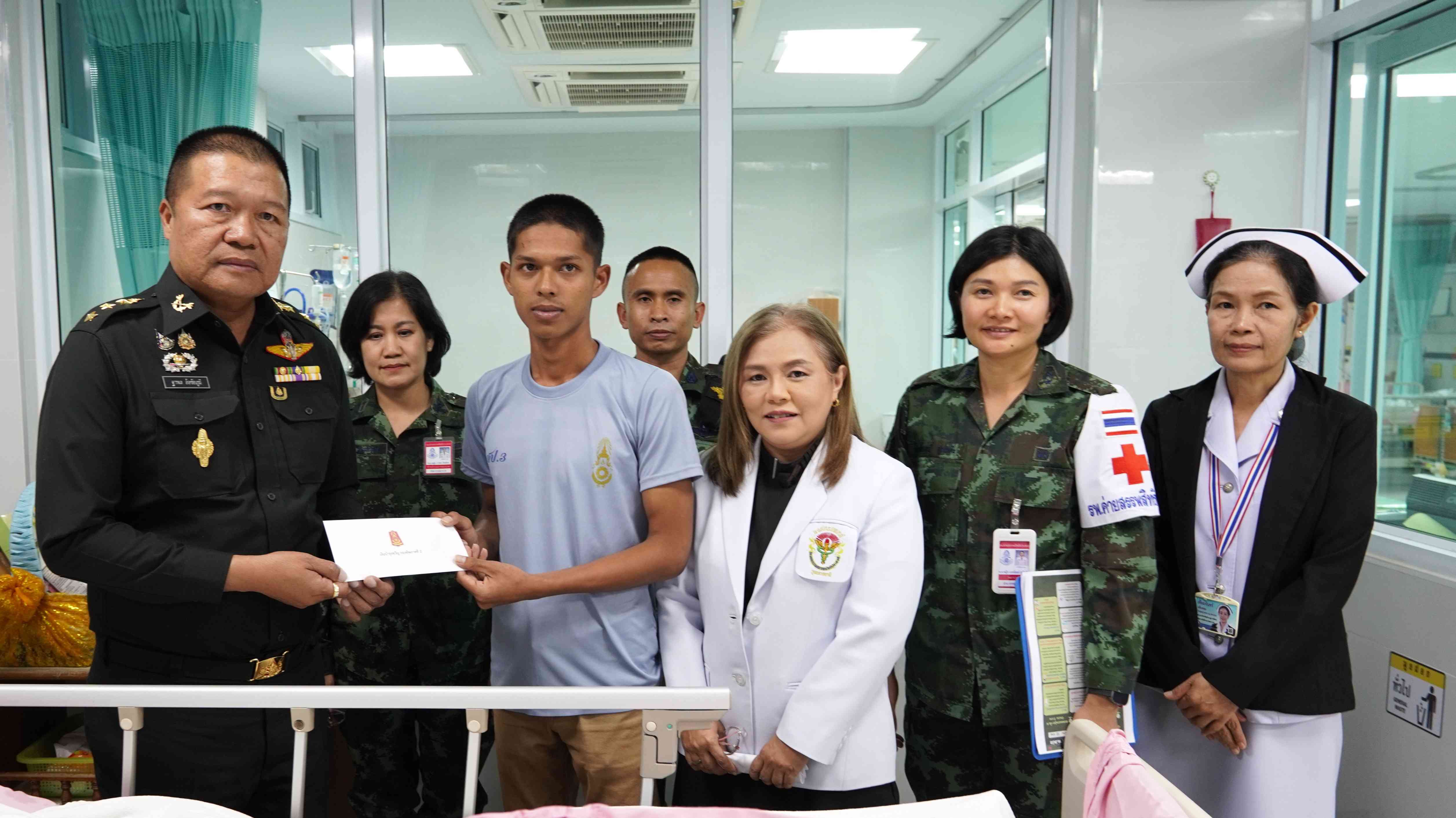 แม่ทัพภาคที่ 2 มอบของเยี่ยมให้กำลังใจ กำลังพลที่ได้รับบาดเจ็บ จากเหตุการณ์ความไม...