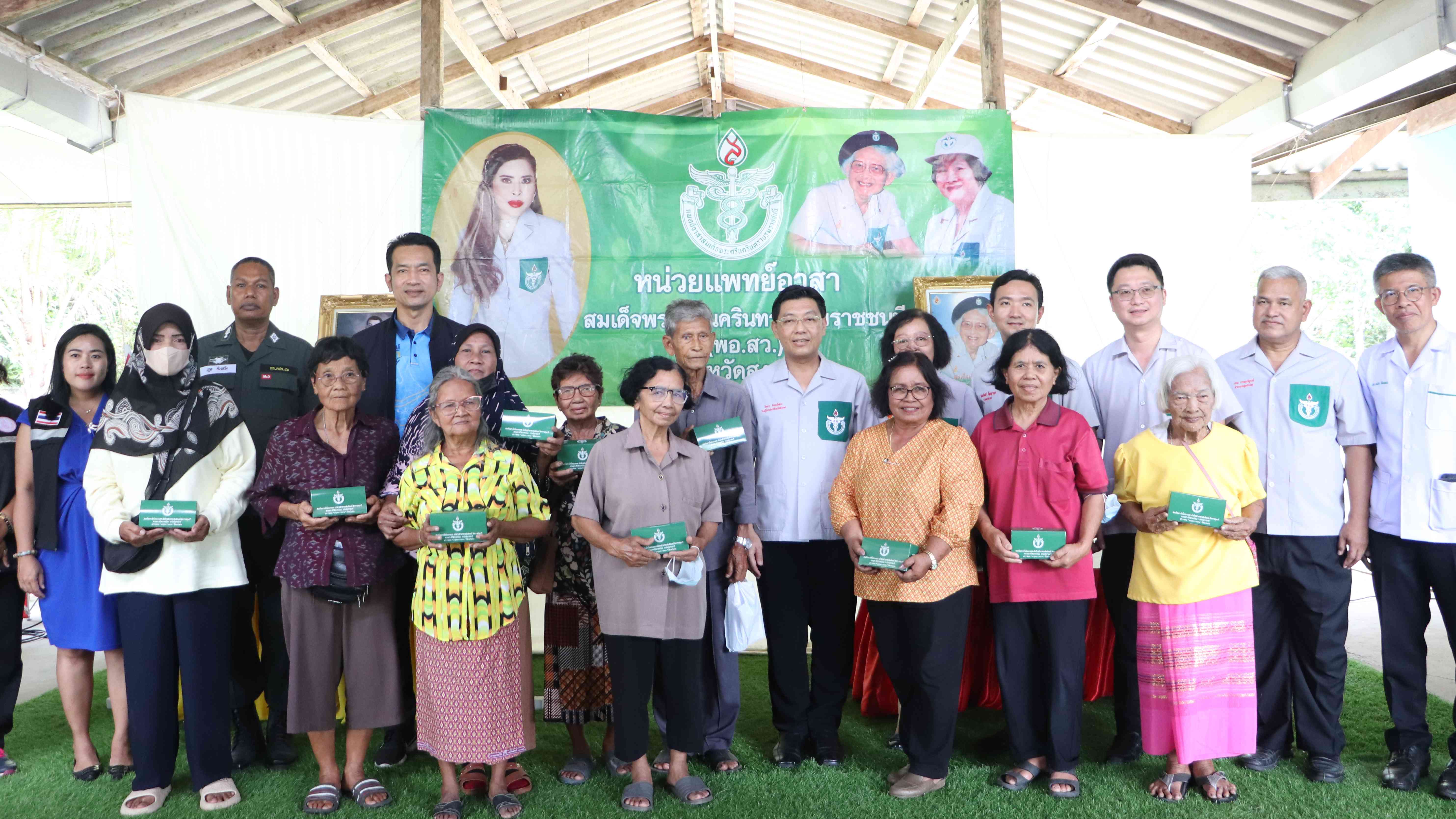 สสจ.สงขลาได้ออกปฏิบัติงานหน่วยแพทย์เคลื่อนที่ร่วมใจดูแลสุขภาพชาวจะนะ พอ.สว. ณ โร...