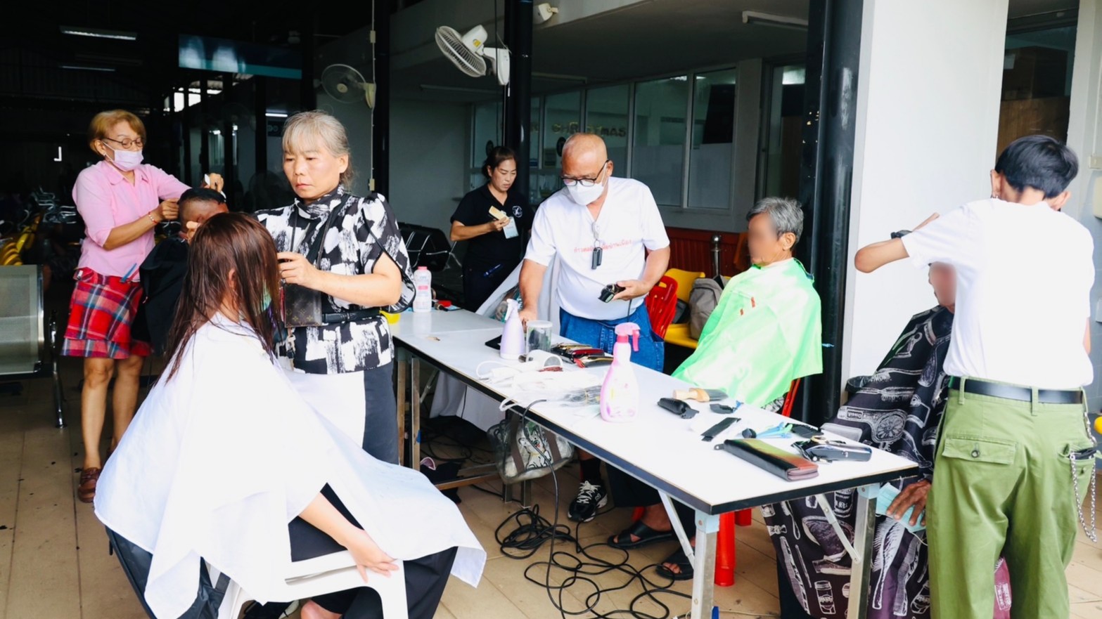 อาสาสมัครโรงพยาบาลสมเด็จพระยุพราชท่าบ่อ บริการตัดผมผู้ป่วยฟรี