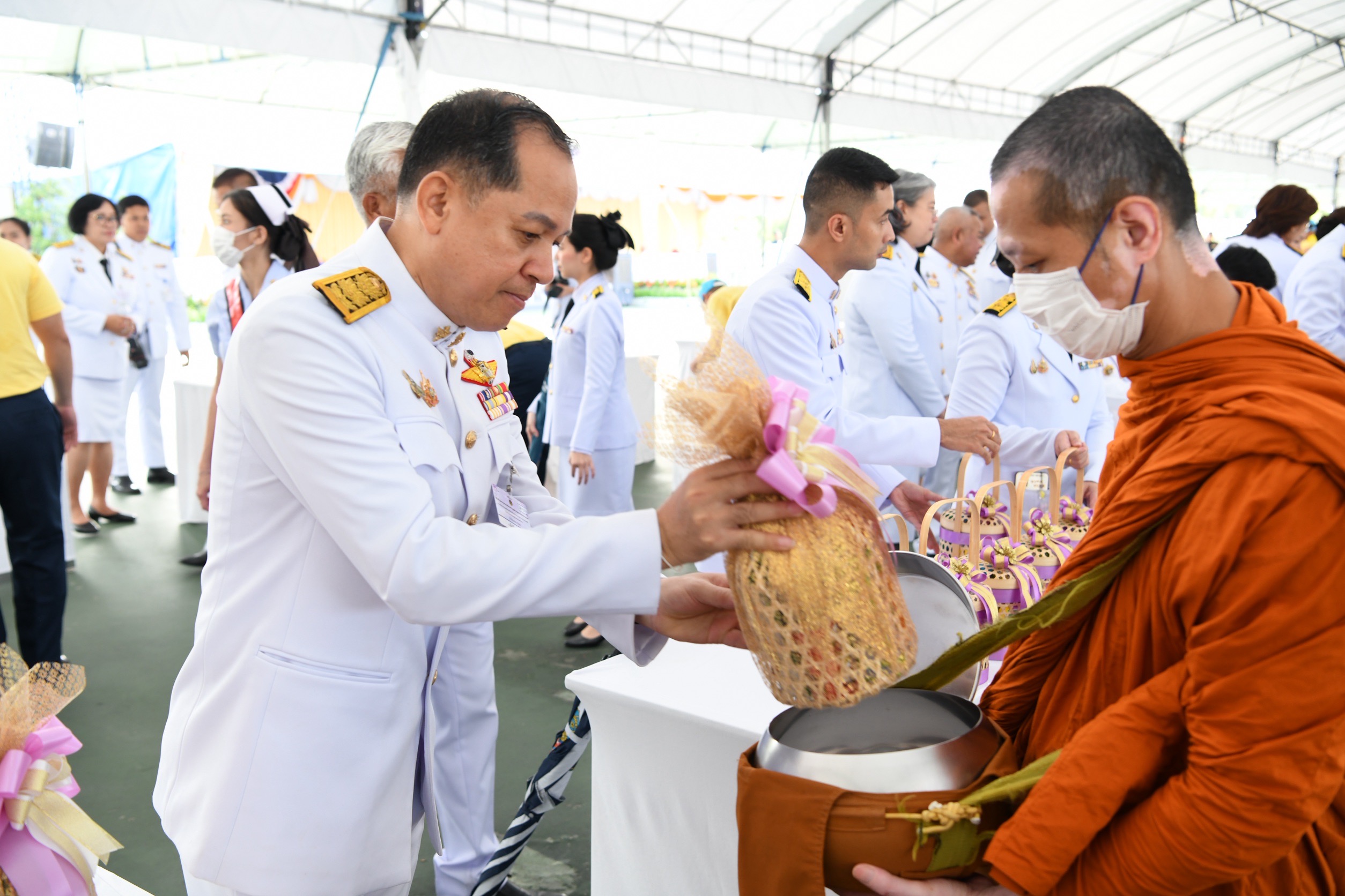 ผู้บริหาร สธ. ร่วมพิธีทำบุญตักบาตรถวายเป็นพระราชกุศล เนื่องในโอกาสวันเฉลิมพระชนมพรรษา สมเด็จพระนางเจ้าฯ พระบรมราชินี