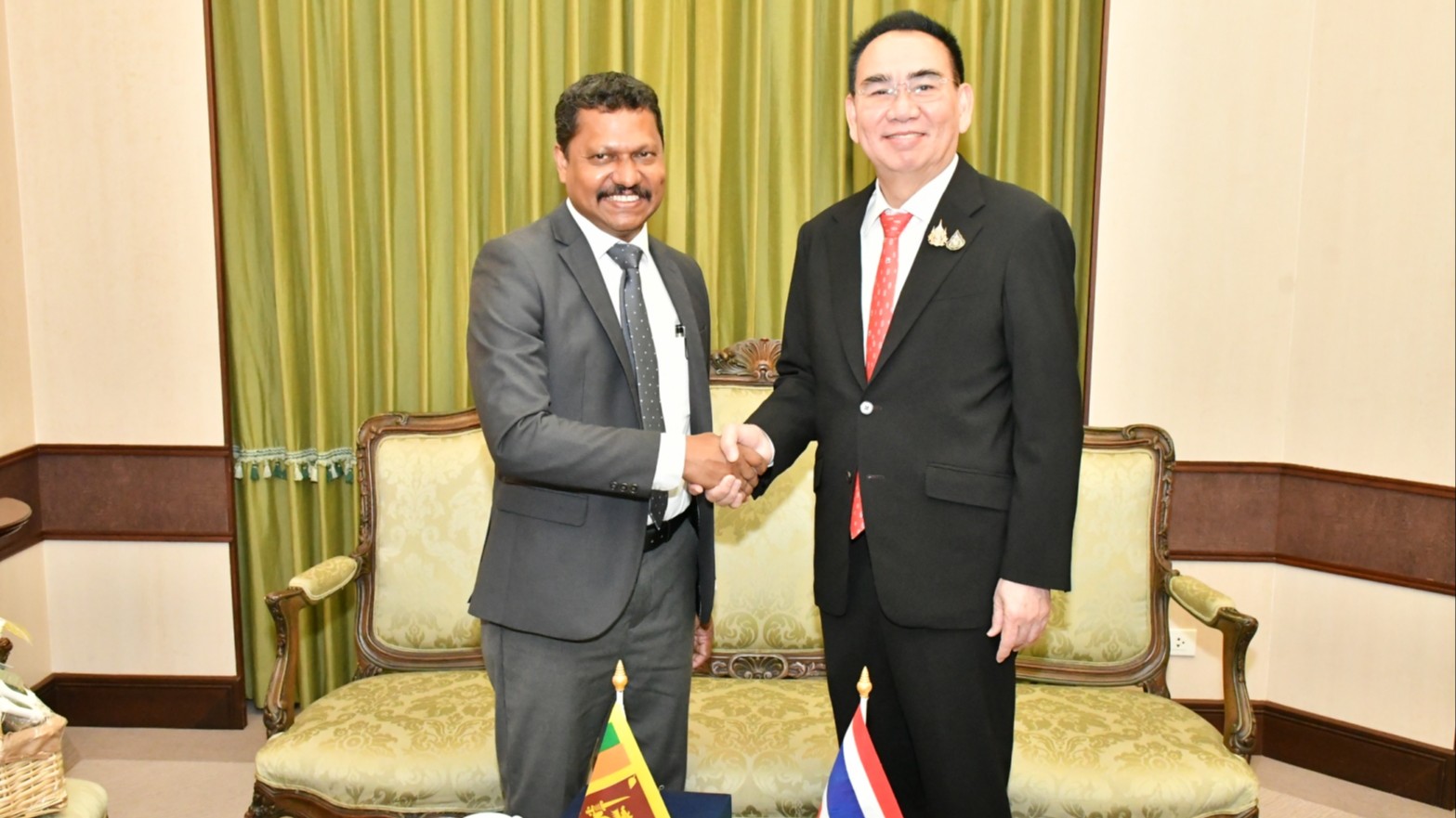 รัฐมนตรีช่วยว่าการกระทรวงสาธารณสุข ให้การต้อนรับ Dr.Hansaka Wijemuni รัฐมนตรีช่วยว่าการกระทรวงสาธารณสุขสาธารณรัฐสังคมนิยมประชาธิปไตยศรีลังกา และคณะ