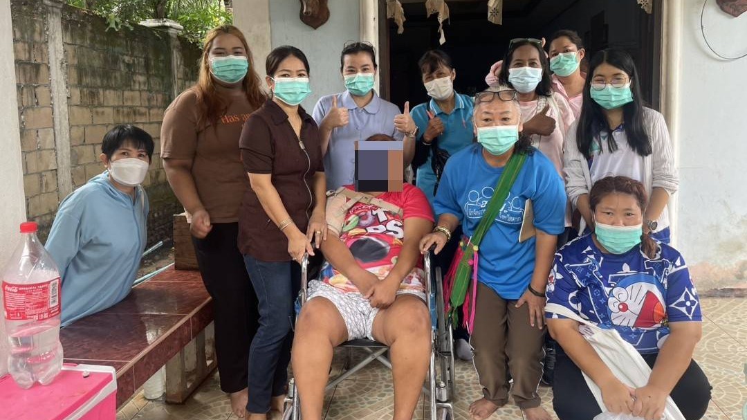 รพ.แม่สอด นำคณะผู้เข้ารับการอบรมดูแลผู้สูงอายุลงพื้นที่เยี่ยมบ้านผู้ป่วยติดเตียง