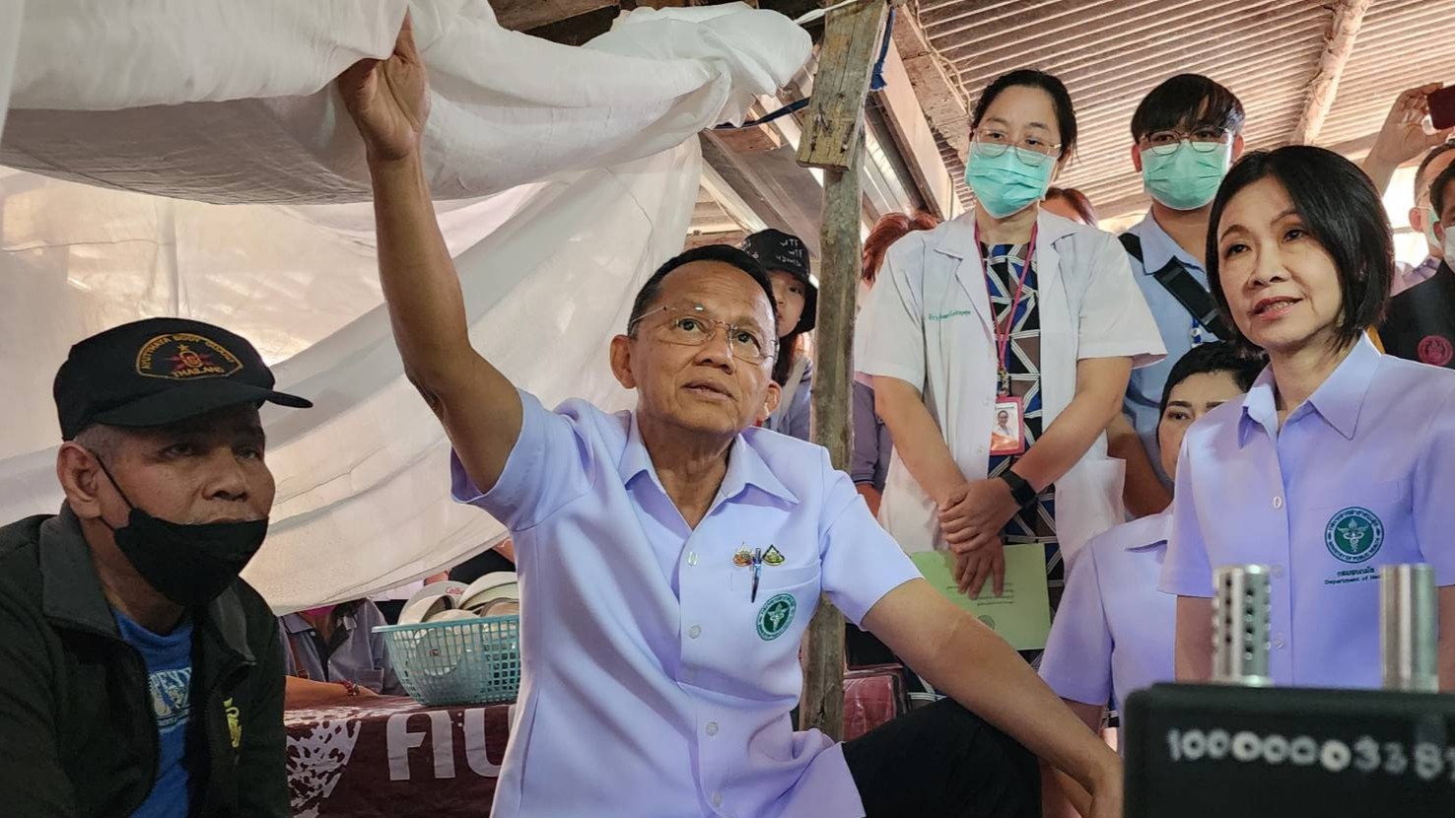 “สมศักดิ์” ลงพื้นที่มอบ “มุ้งสู้ฝุ่น” เด็กเล็ก ผู้สูงอายุ ผู้ป่วยติดเตียง ลดสูดฝุ่น PM2.5   วันนี้ (13 มกราคม 2568) นายสมศักดิ์ เทพสุทิน รัฐมนตรีว่าการกระทรวงสาธารณสุข พร้อมด้วย  นายสราวุธ อ่อนละมัย ที่ปรึกษารัฐมนตรีช่วยว่าการกระทรวงสาธารณสุข  แพทย์หญิงอั