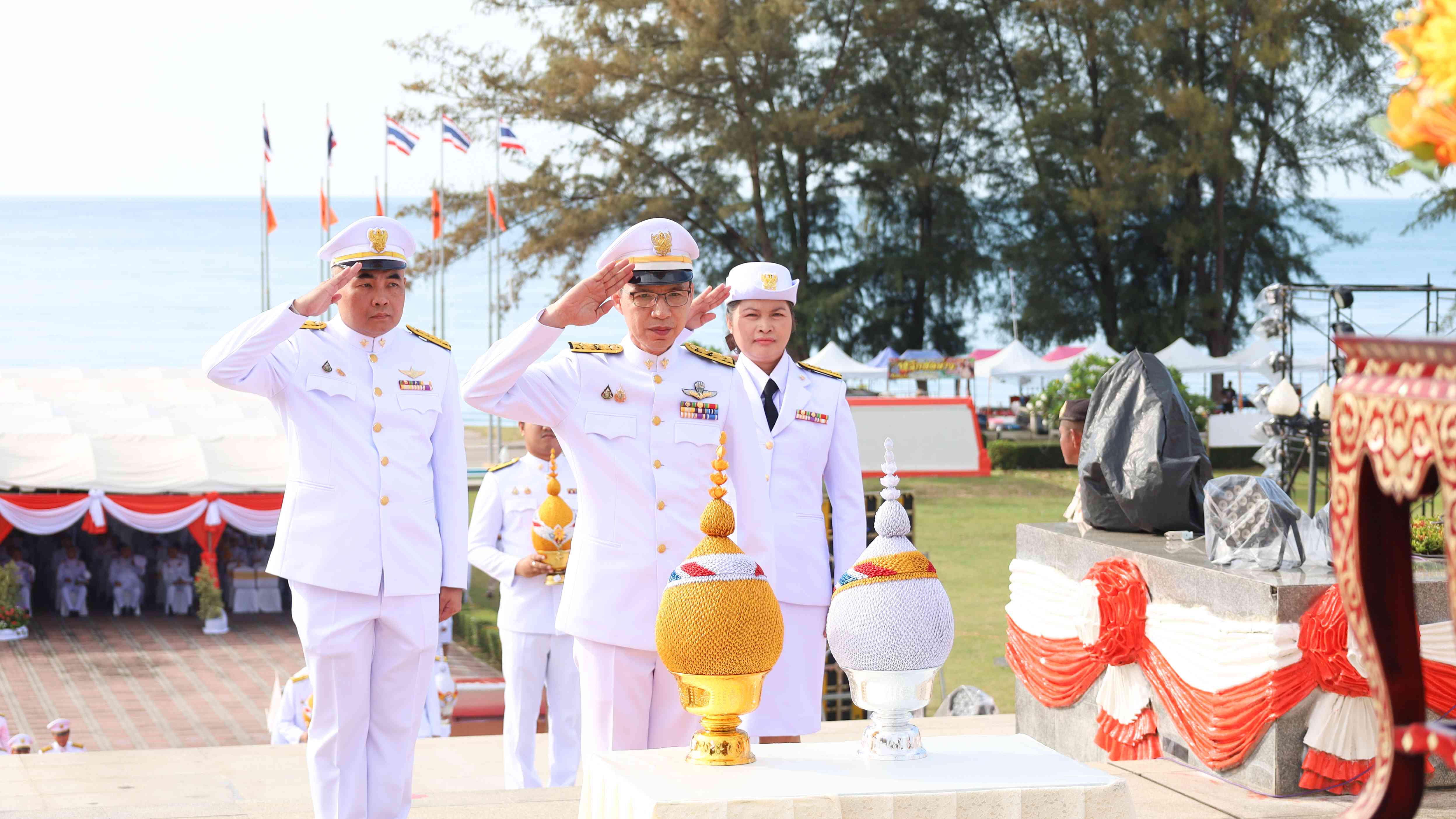 โรงพยาบาลประจวบคีรีขันธ์ ร่วมพิธีถวายเครื่องราชสักการะพระบรมราชานุสาวรีย์พระบาทส...