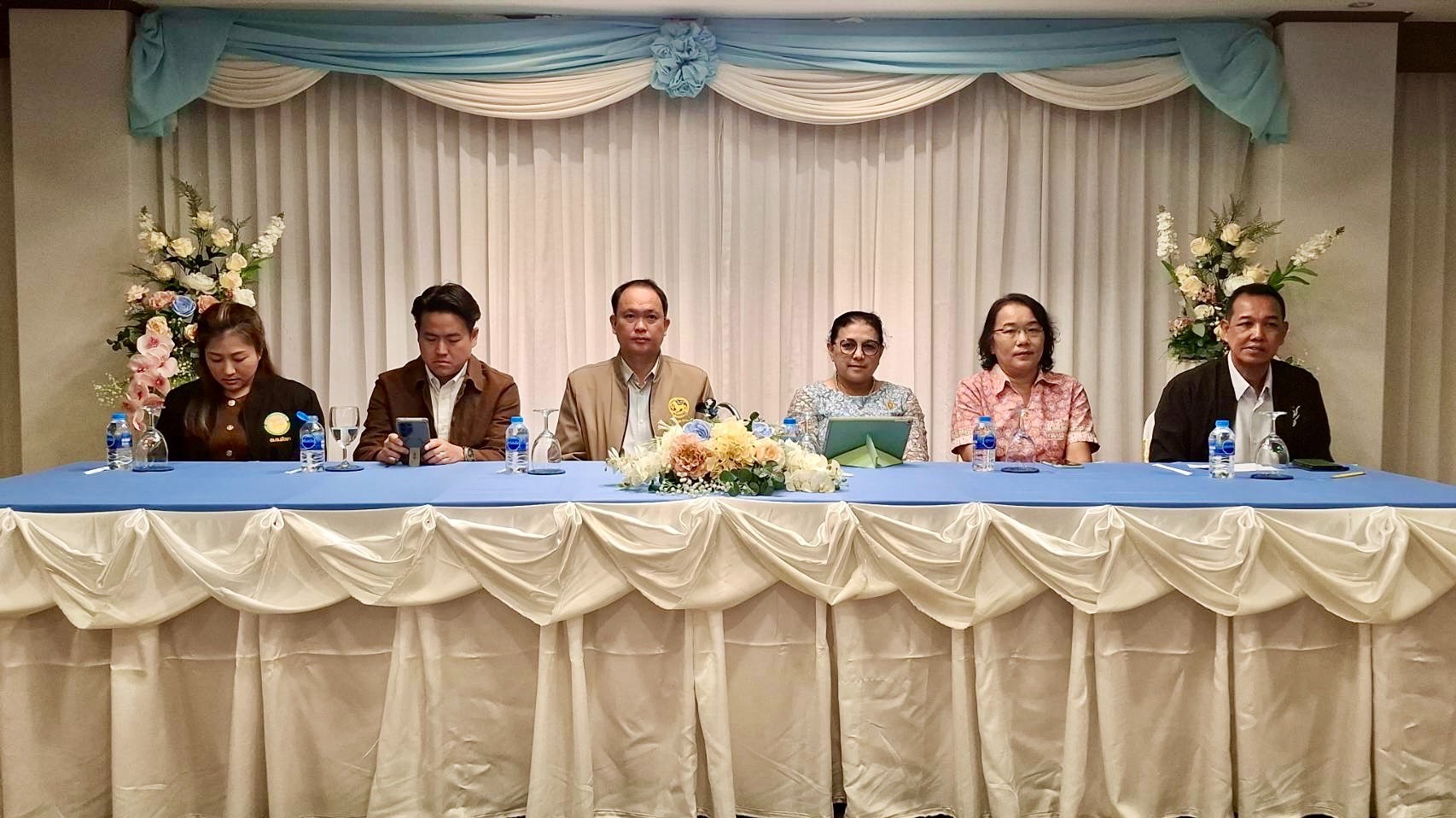 รองนายแพทย์สาธารณสุขจังหวัดพังงา เข้าร่วมอภิปราย ในการสัมมนากับคณะกรรมาธิการ การพัฒนาการเมือง การสื่อสารมวลชนและการมีส่วนร่วมของประชาชน สภาผู้แทนราษฎร