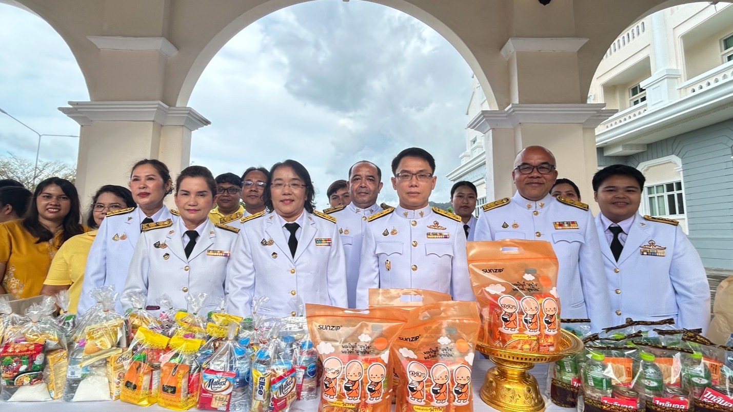 นายแพทย์สาธารณสุขจังหวัดพังงา เข้าร่วมพิธีเจริญพระพุทธมนต์และทำบุญตักบาตรถวายพระราชกุศล เนื่องในโอกาสวันเฉลิมพระชนมพรรษา 28 กรกฎาคม 2568
