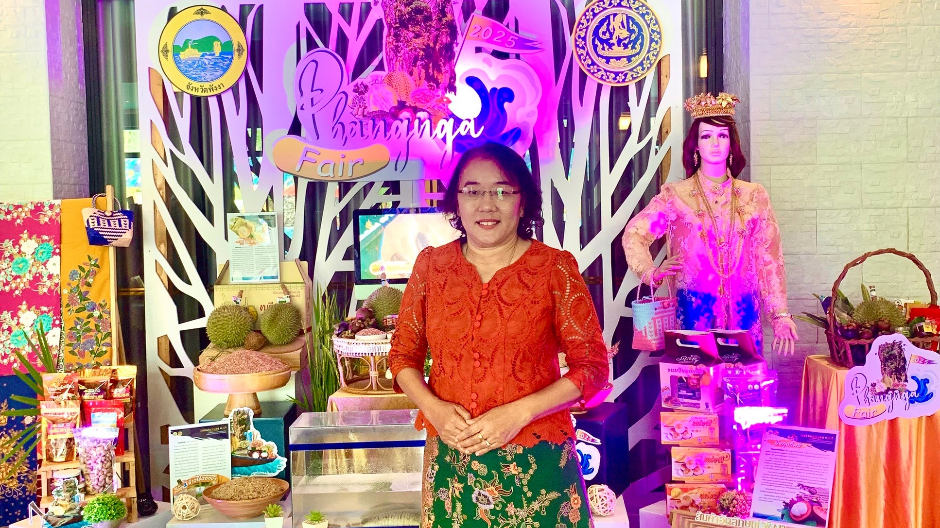 รองนายแพทย์สาธารณสุขจังหวัดพังงา เข้าร่วมงานแถลงข่าว งานแสดงและจำหน่าย “สินค้าอัตลักษณ์ พังงา”  ปี 2568