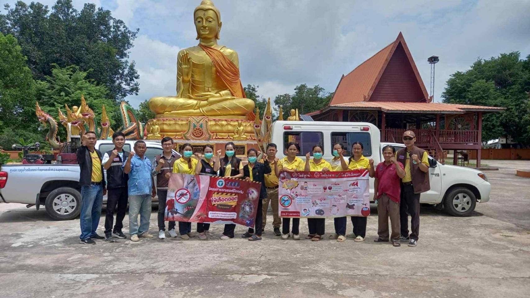 สา‘สุขอุบลฯ ออกฉีดพ่นเคมีทำลายยุงตัวแก่ด้วยเครื่องพ่น ULV ติดรถยนต์เพื่อควบคุมการระบาดของโรคไข้เลือดออกในพื้นที่ระบาด