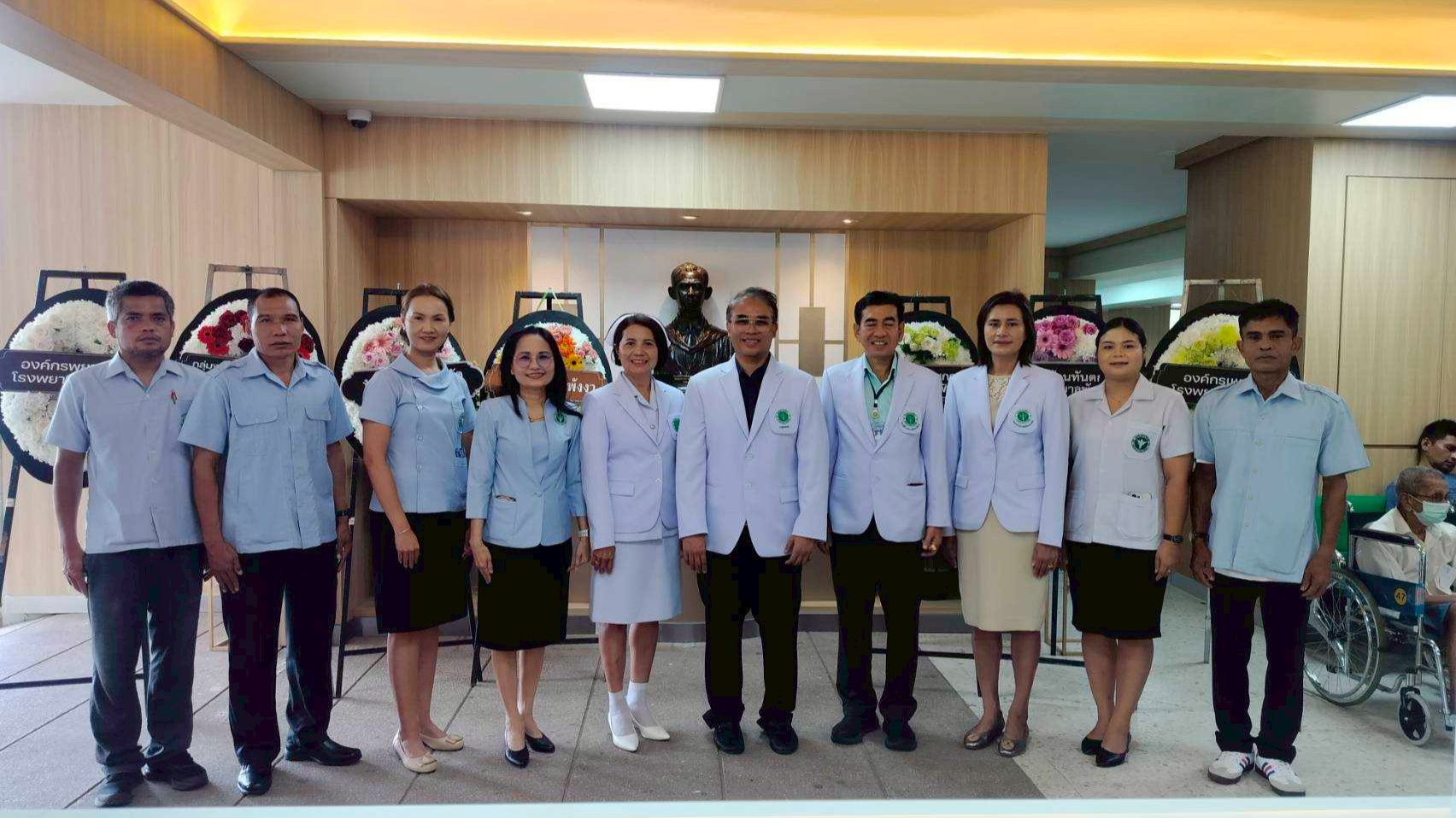 พิธีวางพวงมาลาถวายราชสักการะ เนื่องใน “วันมหิดล” เพื่อระลึกถึงพระมหากรุณาธิคุณ ส...