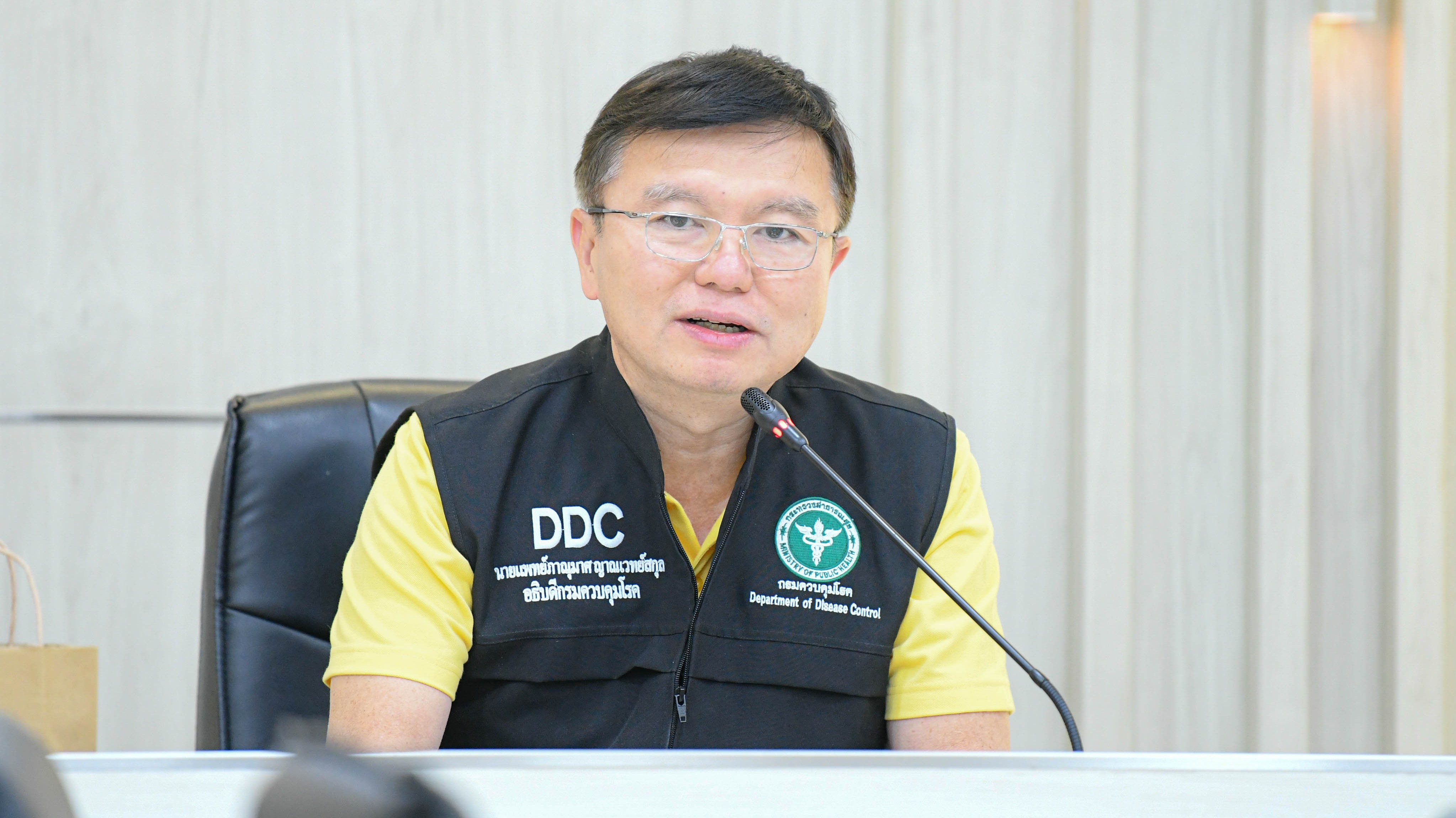 กรมควบคุมโรค เผยสถิติคนเดินเท้าเสียชีวิตเฉลี่ยปีละ 506 ราย บาดเจ็บรักษาในโรงพยาบาลเฉลี่ยปีละ 5,870 ราย ขอให้ผู้ขับขี่รถลดความเร็วในเขตชุมชน หน้าโรงเรียน หน้าโรงพยาบาล พร้อมหยุดรถให้คนข้ามถนน ปฏิบัติตามกฎจราจรอย่างเคร่งครัด