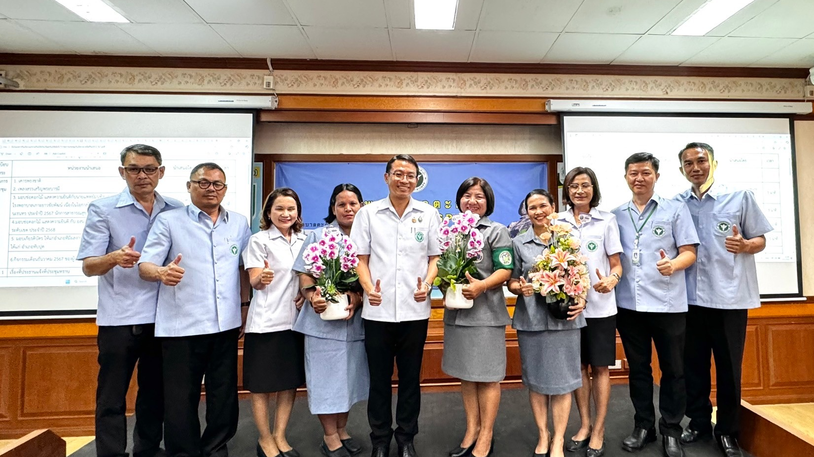 นายแพทย์สาธารณสุขจังหวัดพังงา มอบช่อดอกไม้แสดงความยินดีกับ อสม. ที่ได้รับคัดเลือ...