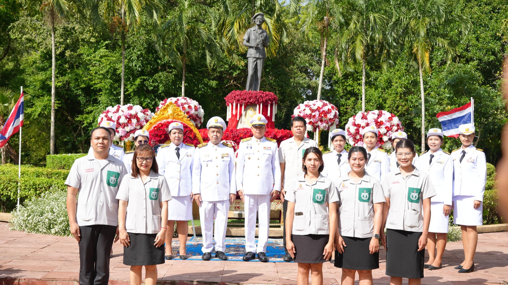 รองนายแพทย์สาธารณสุขจังหวัดพังงา นำบุคลากรสาธารณสุขและสมาชิก พอ.สว.พังงา ร่วมพิธีวางพวงมาลาเนื่องในวันคล้ายวันสวรรคตสมเด็จพระศรีนครินทราบรมราชชนนี