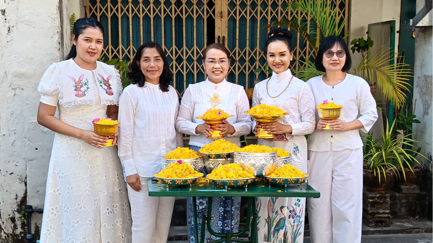 โรงพยาบาลตะกั่วป่า : ร่วมขบวนอัญเชิญพระศรีบรมธาตุ ขบวนรูปเหมือนพระเถระที่เป็นเคารพศรัทธาของเมืองตะกั่วป่า โปรยดอกไม้วัดพระธาตุคีรีเขต (วัดลุ่ม)