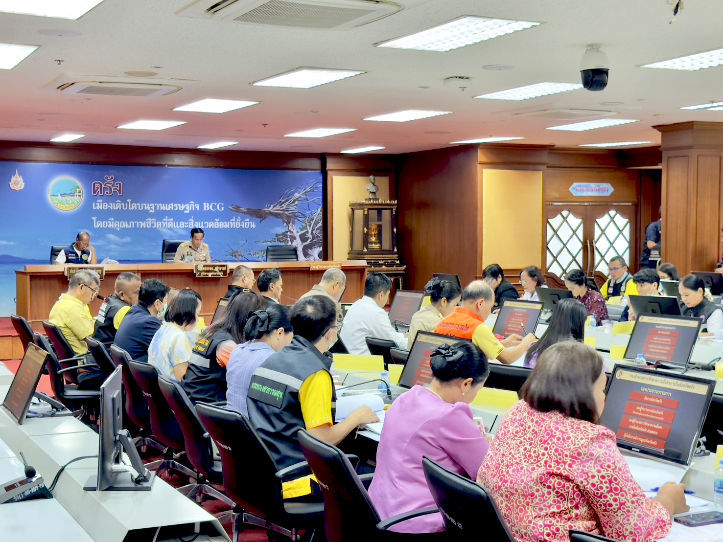 สธ.ตรัง นำโดย นายแพทย์ปพน ดีไชยเศรษฐ นายแพทย์สาธารณสุขจังหวัดตรัง เข้าร่วมประชุมคณะกรรมการอำนวยการรักษาความมั่นคงภายในจังหวัดตรัง ครั้งที่ ๑/๒๕๖๘